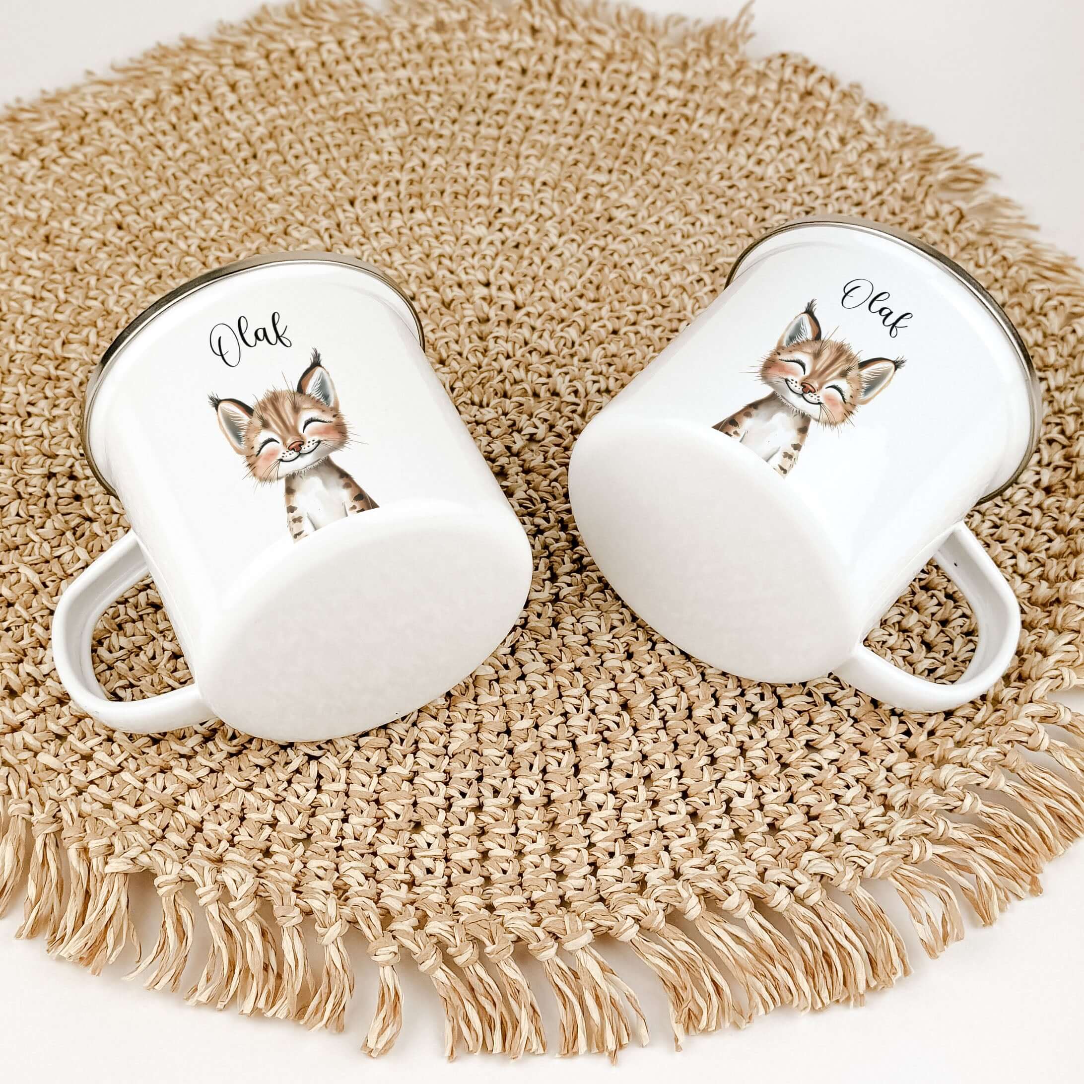 Emaille Tasse Luchs Portrait-famprints-Emaille Tasse-Entdecke die zauberhafte Emaille Tasse Luchs Portrait – das ideale personalisierte Geschenk für kleine Abenteurer! Ob zur Einschulung, Taufe oder zum Geburtstag, dieser Emaille Becher begeistert Kinder