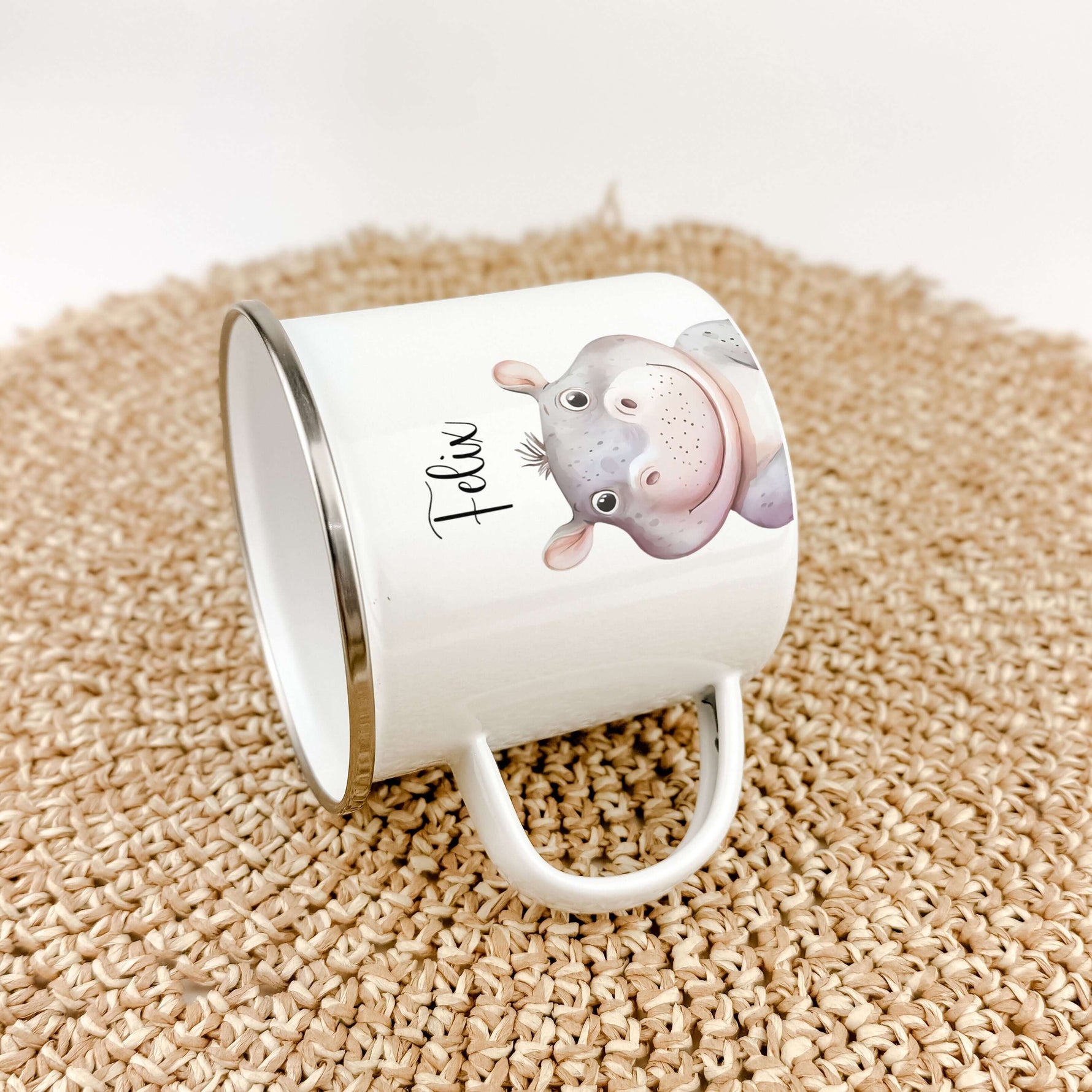 Emaille Tasse Nilpferd Portrait-famprints-Emaille Tasse-Entdecke die zauberhafte Emaille Tasse Nilpferd Portrait – ein einzigartiges, personalisiertes Geschenk für kleine Nilpferd-Fans! Diese Emaille Tasse personalisiert mit einem Namen bringt nicht nur F