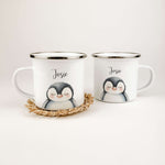 Emaille Tasse Pinguin Portrait-famprints-Emaille Tasse-Entdecke die Emaille Tasse Pinguin Portrait – dein neues Lieblingsstück! Diese personalisierte Emaille Tasse verleiht jedem Getränk einen Hauch von Magie. Das liebevoll gestaltete Pinguin-Portrait in