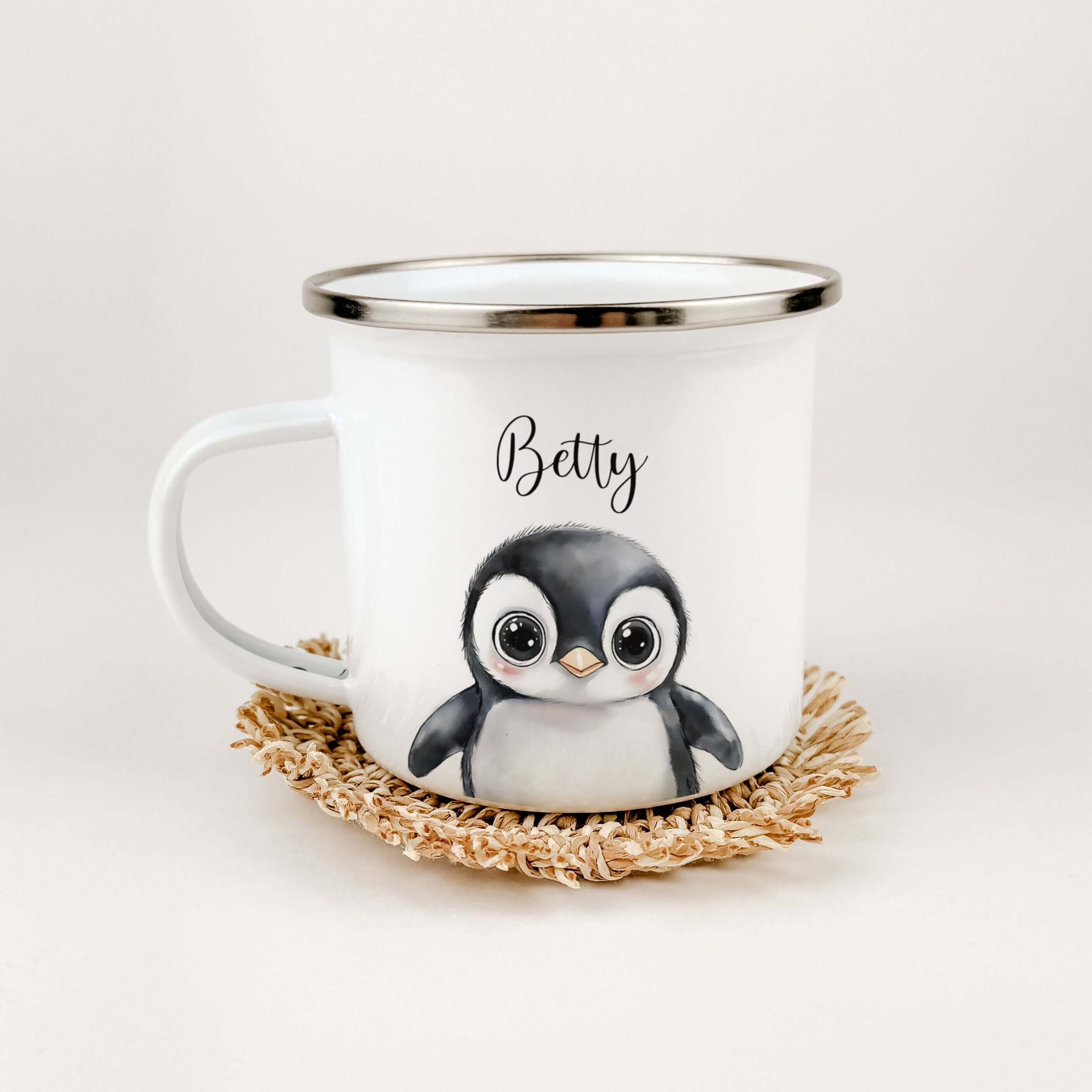 Emaille Tasse Pinguin Portrait-famprints-Emaille Tasse-Entdecke die Emaille Tasse Pinguin Portrait – dein neues Lieblingsstück! Diese personalisierte Emaille Tasse verleiht jedem Getränk einen Hauch von Magie. Das liebevoll gestaltete Pinguin-Portrait in