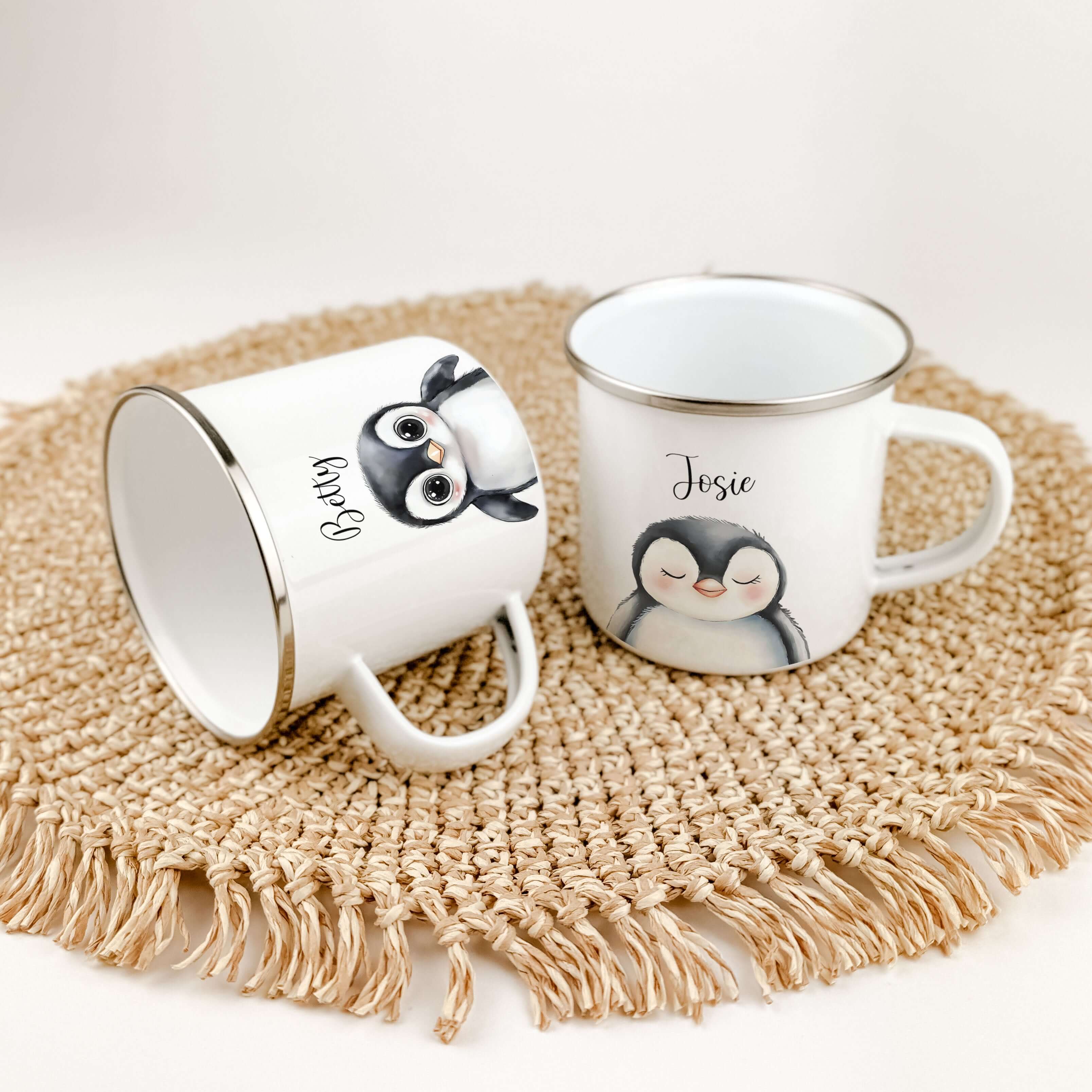 Emaille Tasse Pinguin Portrait-famprints-Emaille Tasse-Entdecke die Emaille Tasse Pinguin Portrait – dein neues Lieblingsstück! Diese personalisierte Emaille Tasse verleiht jedem Getränk einen Hauch von Magie. Das liebevoll gestaltete Pinguin-Portrait in