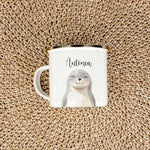 Emaille Tasse Robbe Portrait-famprints-Emaille Tasse-Entdecke die bezaubernde Emaille Tasse Robbe Portrait – das ideale personalisierte Geschenk für Kinder! Diese charmante Kindertasse begeistert mit einem wunderschönen Robbenporträt in lebendigen Aquarel