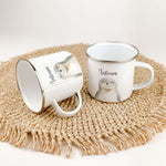 Emaille Tasse Robbe Portrait-famprints-Emaille Tasse-Entdecke die bezaubernde Emaille Tasse Robbe Portrait – das ideale personalisierte Geschenk für Kinder! Diese charmante Kindertasse begeistert mit einem wunderschönen Robbenporträt in lebendigen Aquarel