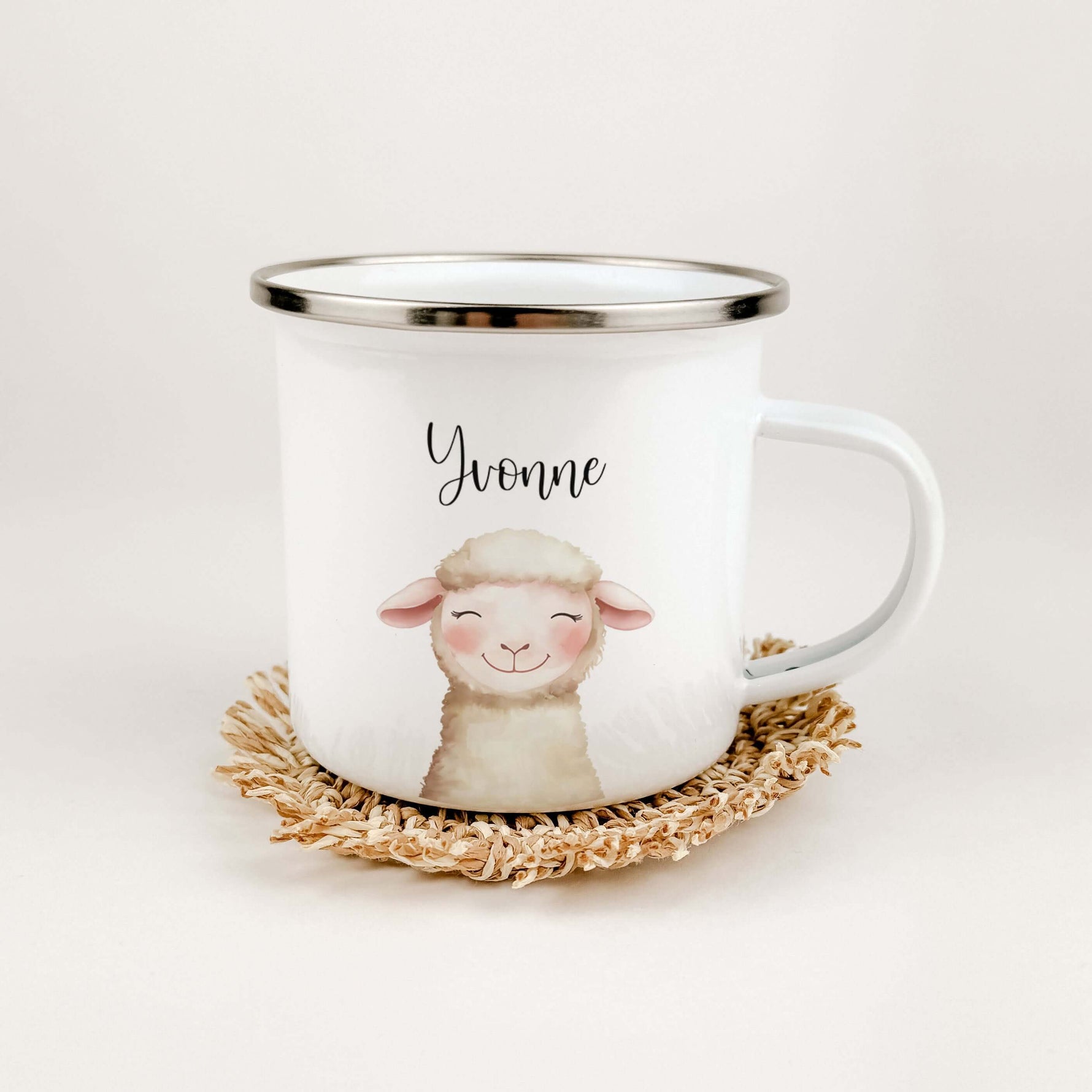 Emaille Tasse Schaf Portrait-famprints-Emaille Tasse-Entdecke die einzigartige Emaille Tasse Schaf Portrait – ein liebevoll gestaltetes Highlight für jeden kleinen Tierliebhaber! Mit einer Füllmenge von 300 ml ist diese Emaille Tasse personalisiert und bi
