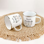 Emaille Tasse Schneeleopard Portrait-famprints-Emaille Tasse-Entdecke die personalisierte Emaille Tasse Schneeleopard Portrait – ein einzigartiges Geschenk für kleine Tierliebhaber! Diese stilvolle Emaille Tasse zeichnet sich durch ihren brillanten, langl