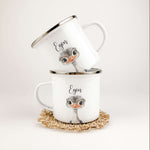 Emaille Tasse Strauß Portrait-famprints-Emaille Tasse-Entdecke die zauberhafte Emaille Tasse Strauß Portrait – das ideale personalisierte Geschenk für Kinder! Egal ob zur Einschulung, Taufe, zu Ostern oder Weihnachten, diese Emaille Tasse personalisiert b