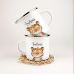 Emaille Tasse Tiger Portrait-famprints-Emaille Tasse-Entdecke die einzigartige Emaille Tasse Tiger Portrait – ein wahres Highlight für kleine Tigerfans! Dieser liebevoll gestaltete Emaille Becher überzeugt mit seinem brillanten Tigerportrait in trendiger