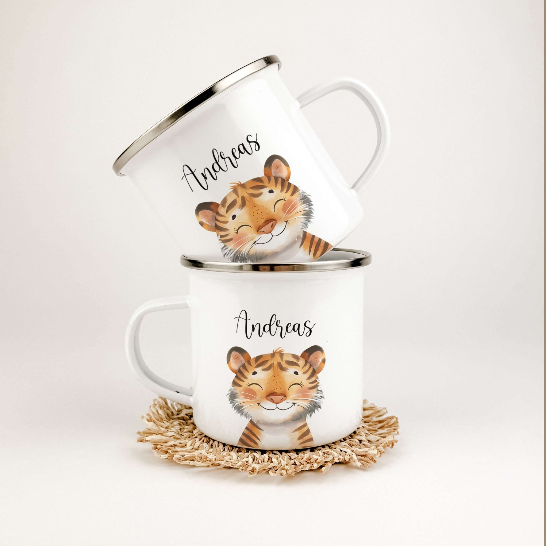 Emaille Tasse Tiger Portrait-famprints-Emaille Tasse-Entdecke die einzigartige Emaille Tasse Tiger Portrait – ein wahres Highlight für kleine Tigerfans! Dieser liebevoll gestaltete Emaille Becher überzeugt mit seinem brillanten Tigerportrait in trendiger
