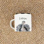 Emaille Tasse Truthahn Portrait-famprints-Emaille Tasse-Entdecke die Emaille Tasse mit dem bezaubernden Truthahn Portrait – ein wunderbares, personalisiertes Geschenk für Kinder! Egal ob zur Einschulung, Taufe, zu Ostern oder Weihnachten, dieser Emaille B