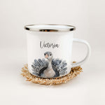 Emaille Tasse Truthahn Portrait-famprints-Emaille Tasse-Entdecke die Emaille Tasse mit dem bezaubernden Truthahn Portrait – ein wunderbares, personalisiertes Geschenk für Kinder! Egal ob zur Einschulung, Taufe, zu Ostern oder Weihnachten, dieser Emaille B