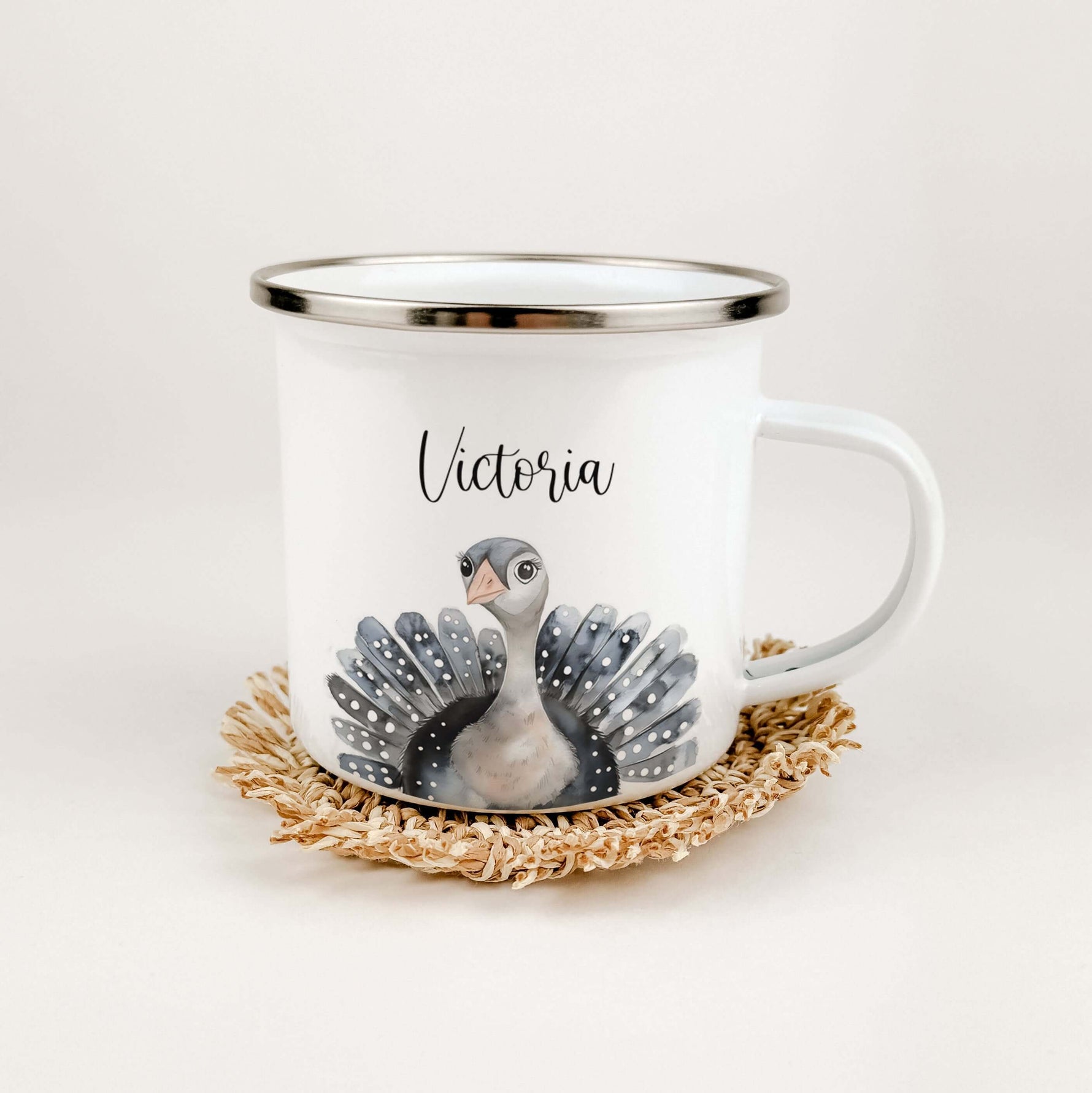 Emaille Tasse Truthahn Portrait-famprints-Emaille Tasse-Entdecke die Emaille Tasse mit dem bezaubernden Truthahn Portrait – ein wunderbares, personalisiertes Geschenk für Kinder! Egal ob zur Einschulung, Taufe, zu Ostern oder Weihnachten, dieser Emaille B