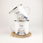 Emaille Tasse Vogel Portrait-famprints-Emaille Tasse-Entdecke die zauberhafte Emaille Tasse Vogel Portrait – das perfekte personalisierte Geschenk für kleine und große Entdecker! Mit einem Fassungsvermögen von 300 ml und einem federleichten Gewicht von nu