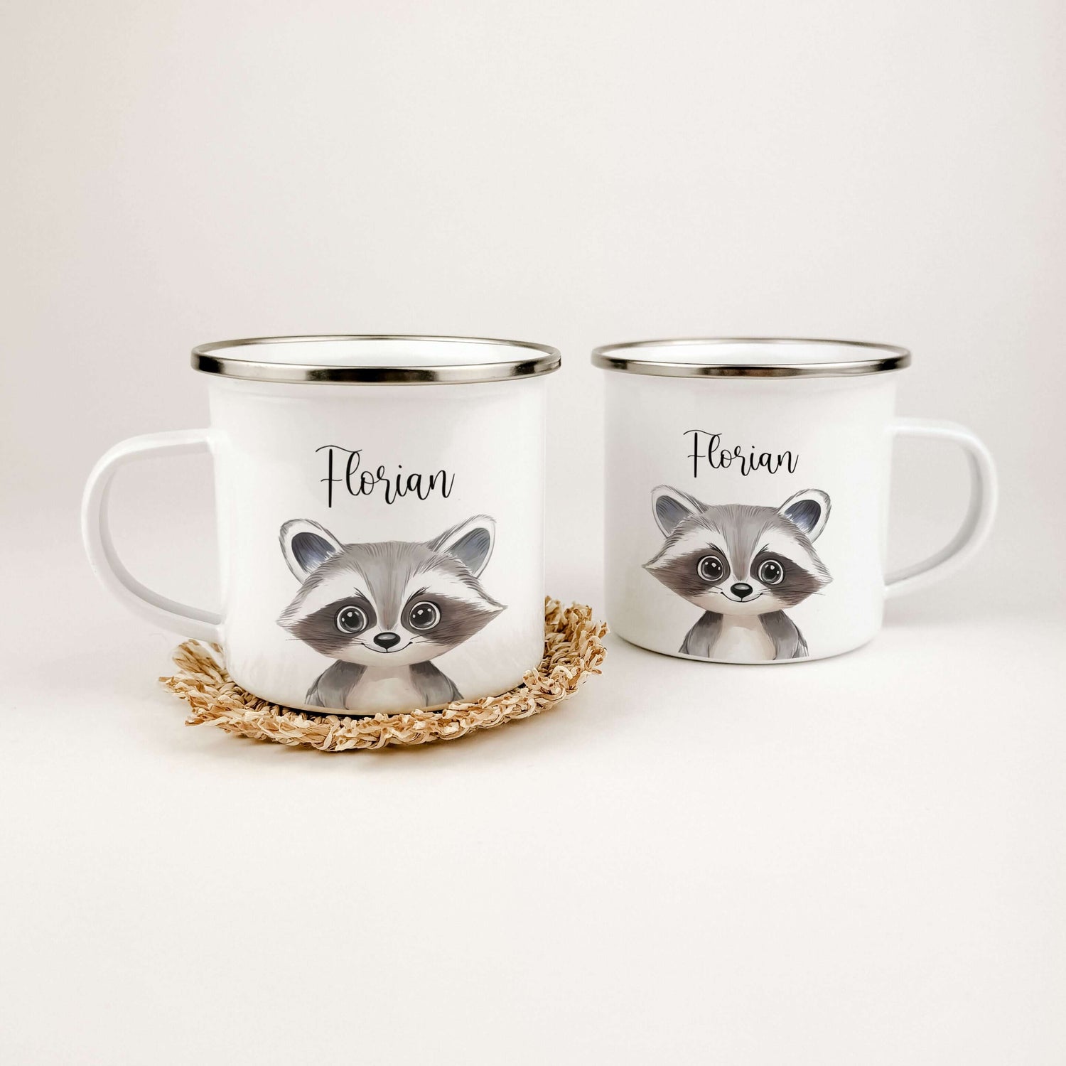 Emaille Tasse Waschbär Portrait-famprints-Emaille Tasse-Entdecke die bezaubernde Emaille Tasse Waschbär Portrait, die jedes Kind begeistert! Diese Emaille Tasse personalisiert bietet mit einer Füllmenge von 300 ml ausreichend Platz für heiße Schokolade, S