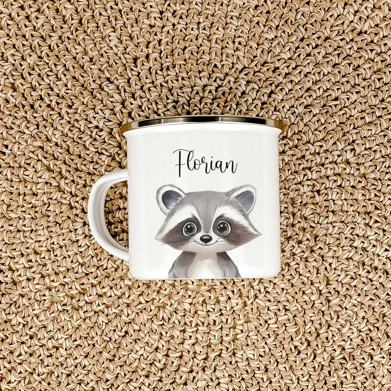Emaille Tasse Waschbär Portrait-famprints-Emaille Tasse-Entdecke die bezaubernde Emaille Tasse Waschbär Portrait, die jedes Kind begeistert! Diese Emaille Tasse personalisiert bietet mit einer Füllmenge von 300 ml ausreichend Platz für heiße Schokolade, S