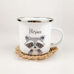 Emaille Tasse Waschbär Portrait-famprints-Emaille Tasse-Entdecke die bezaubernde Emaille Tasse Waschbär Portrait, die jedes Kind begeistert! Diese Emaille Tasse personalisiert bietet mit einer Füllmenge von 300 ml ausreichend Platz für heiße Schokolade, S