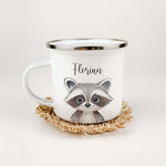 Emaille Tasse Waschbär Portrait-famprints-Emaille Tasse-Entdecke die bezaubernde Emaille Tasse Waschbär Portrait, die jedes Kind begeistert! Diese Emaille Tasse personalisiert bietet mit einer Füllmenge von 300 ml ausreichend Platz für heiße Schokolade, S