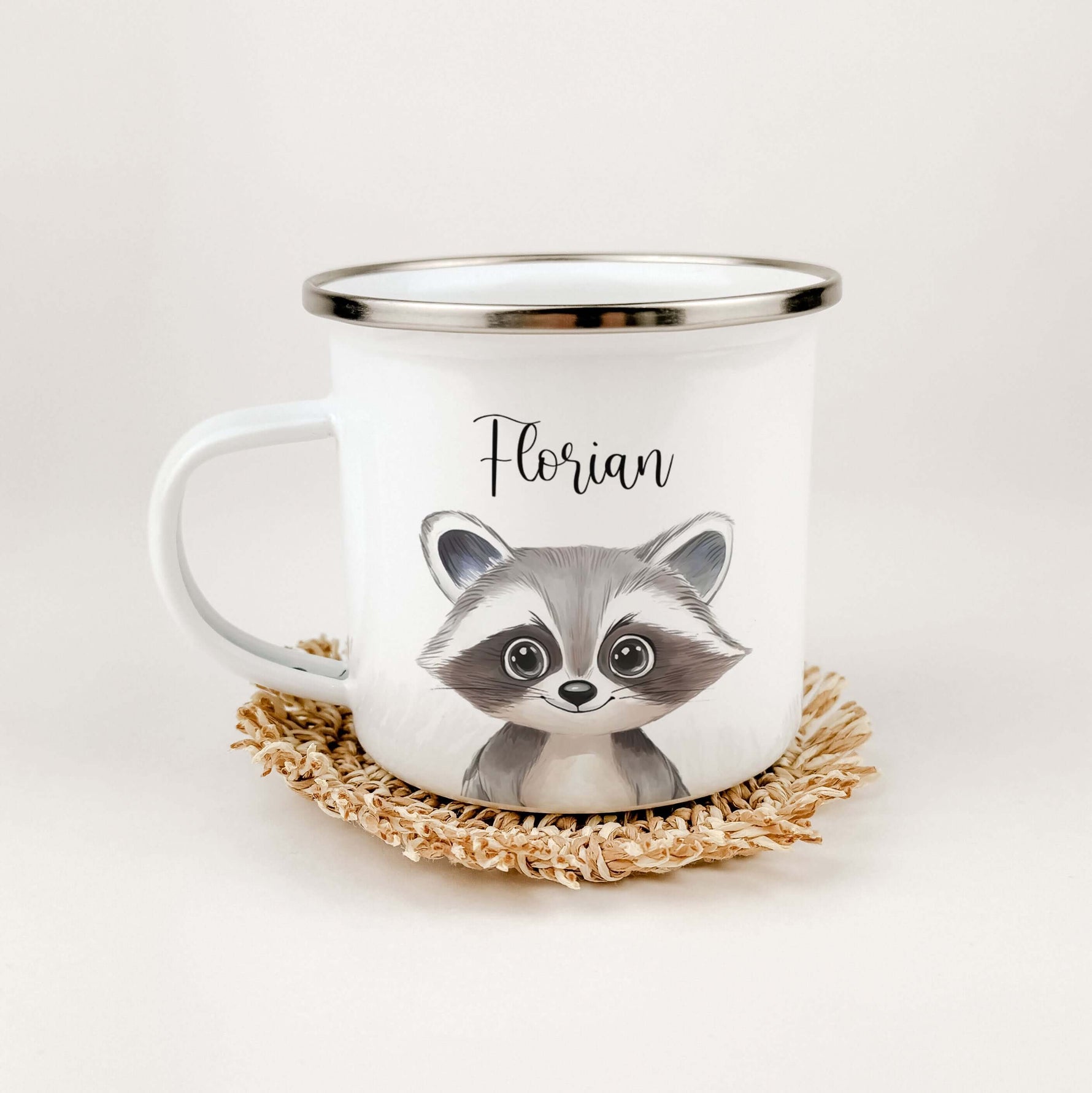 Emaille Tasse Waschbär Portrait-famprints-Emaille Tasse-Entdecke die bezaubernde Emaille Tasse Waschbär Portrait, die jedes Kind begeistert! Diese Emaille Tasse personalisiert bietet mit einer Füllmenge von 300 ml ausreichend Platz für heiße Schokolade, S