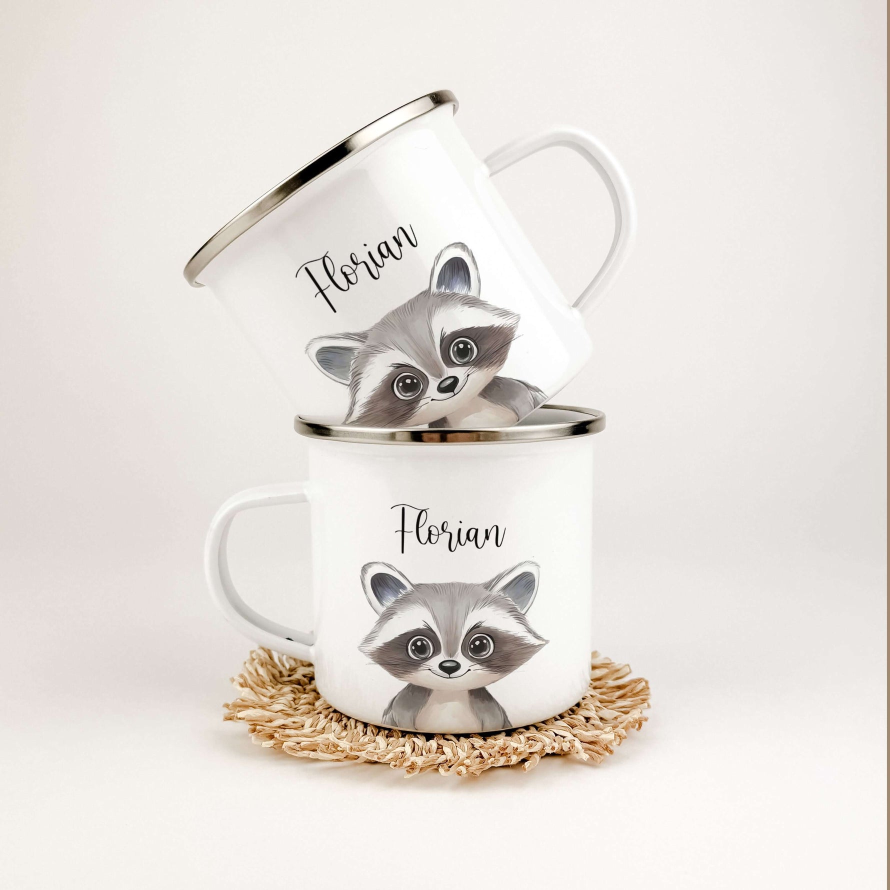 Emaille Tasse Waschbär Portrait-famprints-Emaille Tasse-Entdecke die bezaubernde Emaille Tasse Waschbär Portrait, die jedes Kind begeistert! Diese Emaille Tasse personalisiert bietet mit einer Füllmenge von 300 ml ausreichend Platz für heiße Schokolade, S