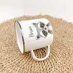 Emaille Tasse Waschbär Portrait-famprints-Emaille Tasse-Entdecke die bezaubernde Emaille Tasse Waschbär Portrait, die jedes Kind begeistert! Diese Emaille Tasse personalisiert bietet mit einer Füllmenge von 300 ml ausreichend Platz für heiße Schokolade, S