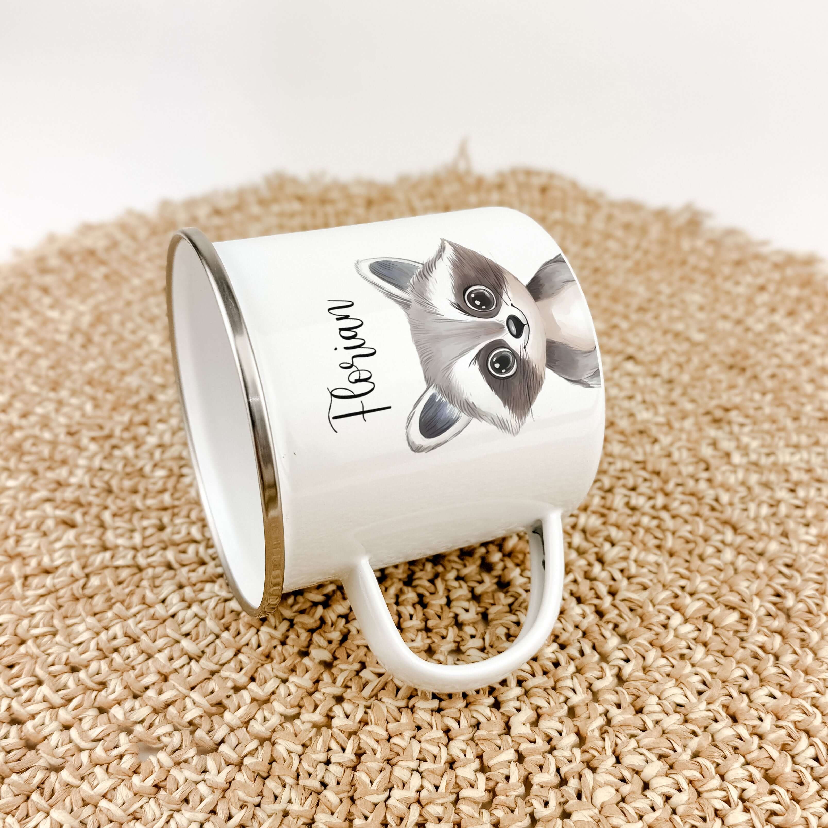 Emaille Tasse Waschbär Portrait-famprints-Emaille Tasse-Entdecke die bezaubernde Emaille Tasse Waschbär Portrait, die jedes Kind begeistert! Diese Emaille Tasse personalisiert bietet mit einer Füllmenge von 300 ml ausreichend Platz für heiße Schokolade, S