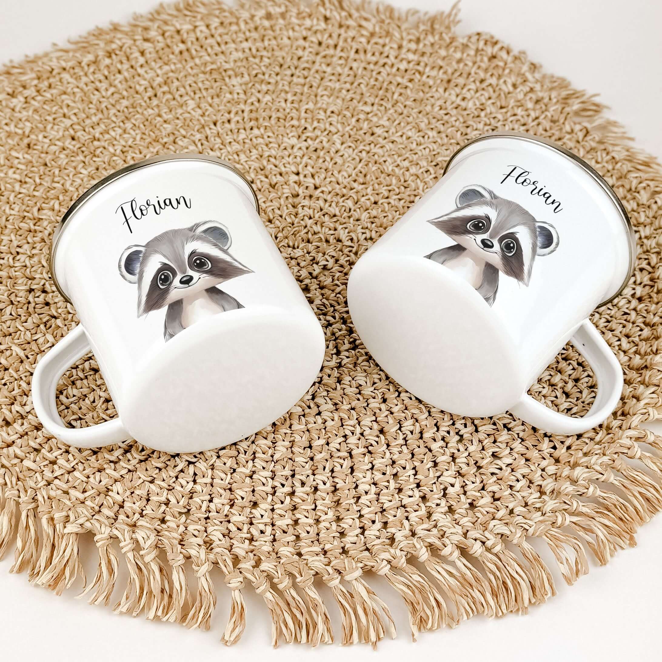 Emaille Tasse Waschbär Portrait-famprints-Emaille Tasse-Entdecke die bezaubernde Emaille Tasse Waschbär Portrait, die jedes Kind begeistert! Diese Emaille Tasse personalisiert bietet mit einer Füllmenge von 300 ml ausreichend Platz für heiße Schokolade, S