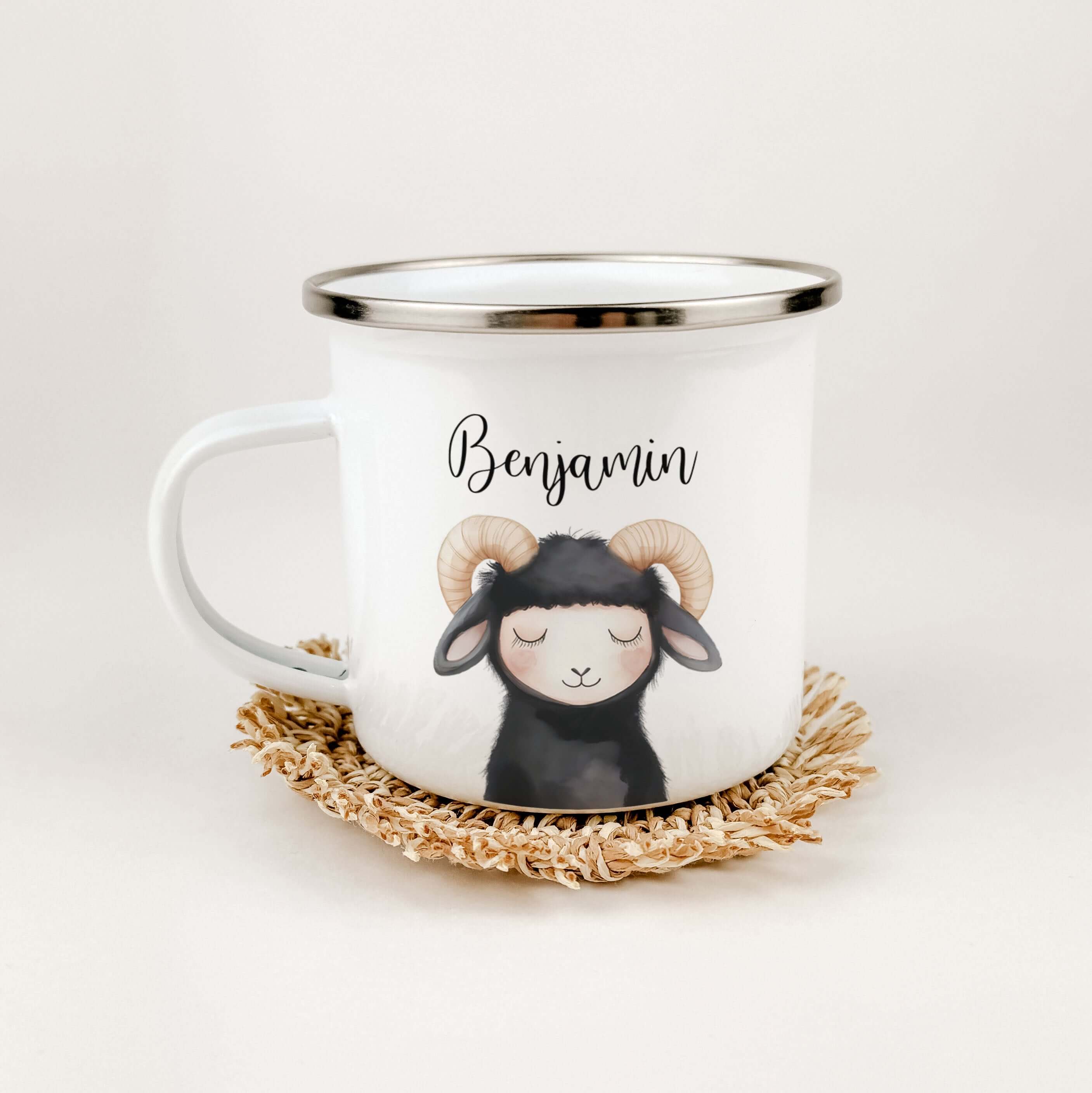Emaille Tasse Widder Portrait-famprints-Emaille Tasse-Entdecke die einzigartige Emaille Tasse mit dem Widder Portrait – das ideale Geschenk für Kinder zu jedem besonderen Anlass, sei es zur Einschulung, Taufe, Ostern, Weihnachten oder zum Geburtstag. Dies