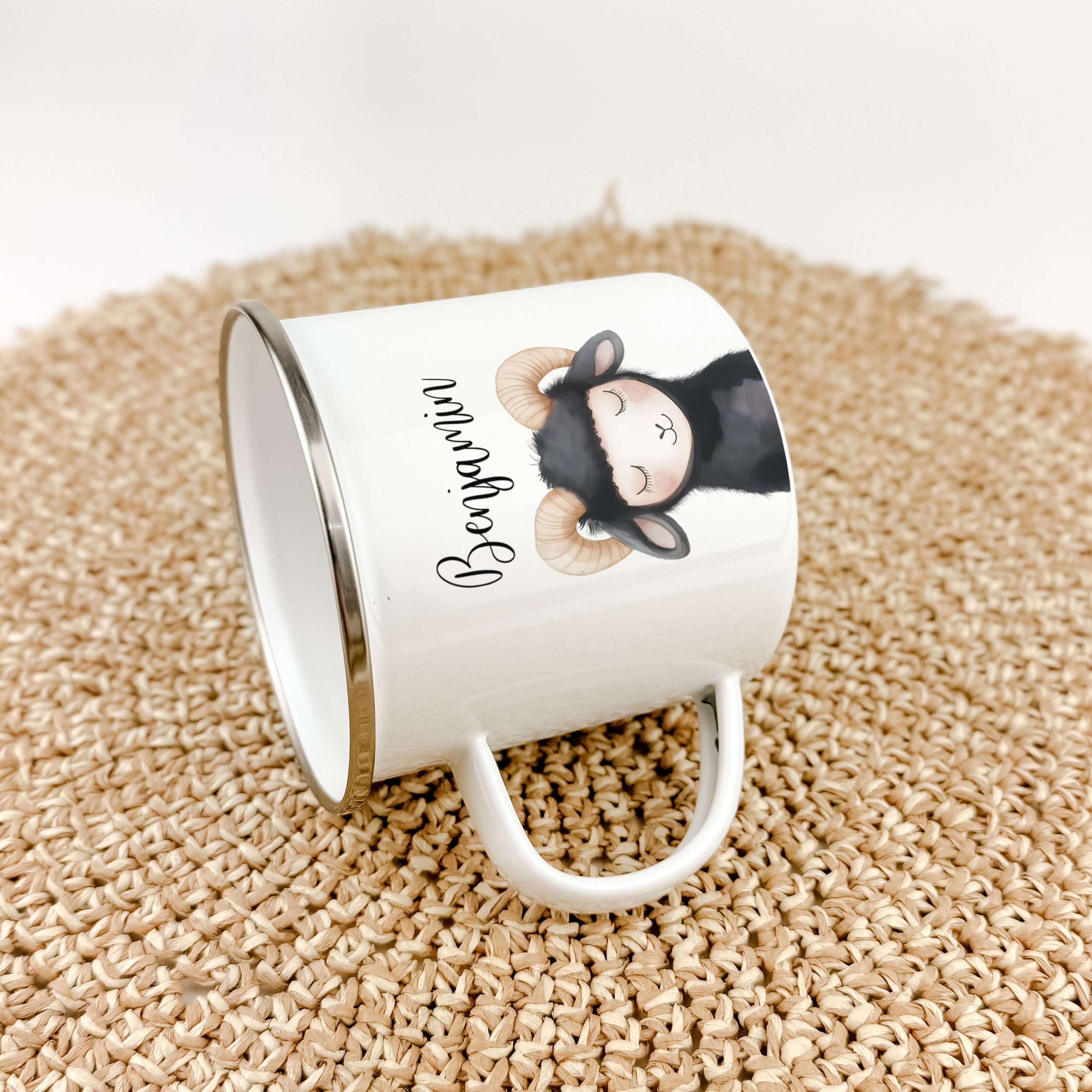 Emaille Tasse Widder Portrait-famprints-Emaille Tasse-Entdecke die einzigartige Emaille Tasse mit dem Widder Portrait – das ideale Geschenk für Kinder zu jedem besonderen Anlass, sei es zur Einschulung, Taufe, Ostern, Weihnachten oder zum Geburtstag. Dies