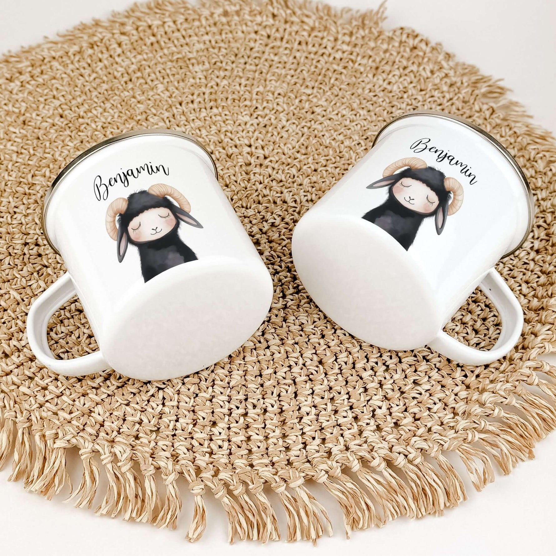 Emaille Tasse Widder Portrait-famprints-Emaille Tasse-Entdecke die einzigartige Emaille Tasse mit dem Widder Portrait – das ideale Geschenk für Kinder zu jedem besonderen Anlass, sei es zur Einschulung, Taufe, Ostern, Weihnachten oder zum Geburtstag. Dies