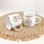 Emaille Tasse Wolf Portrait-famprints-Emaille Tasse-Entdecke die Emaille Tasse Wolf Portrait – dein perfekter Begleiter für den Alltag! Mit einer praktischen Füllmenge von 300 ml bietet die Tasse genügend Platz für deine Lieblingsgetränke. Sie ist BPA-fre
