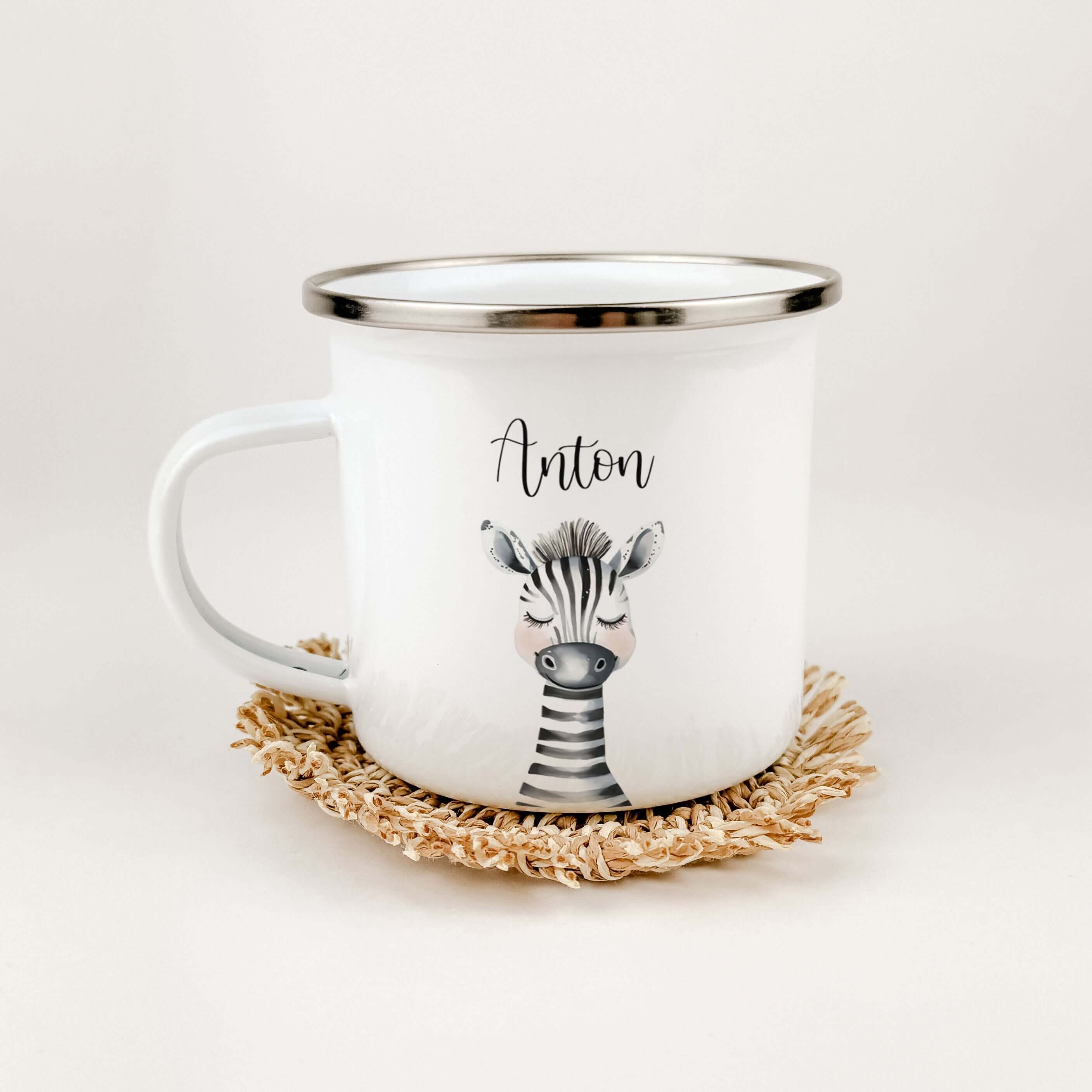 Emaille Tasse Zebra Portrait-famprints-Emaille Tasse-Entdecke die Emaille Tasse Zebra Portrait – das ideale personalisierte Geschenk für Kinder! Ob zur Einschulung, Taufe, Ostern oder Weihnachten, diese Emaille Tasse personalisiert wird mit dem Namen des