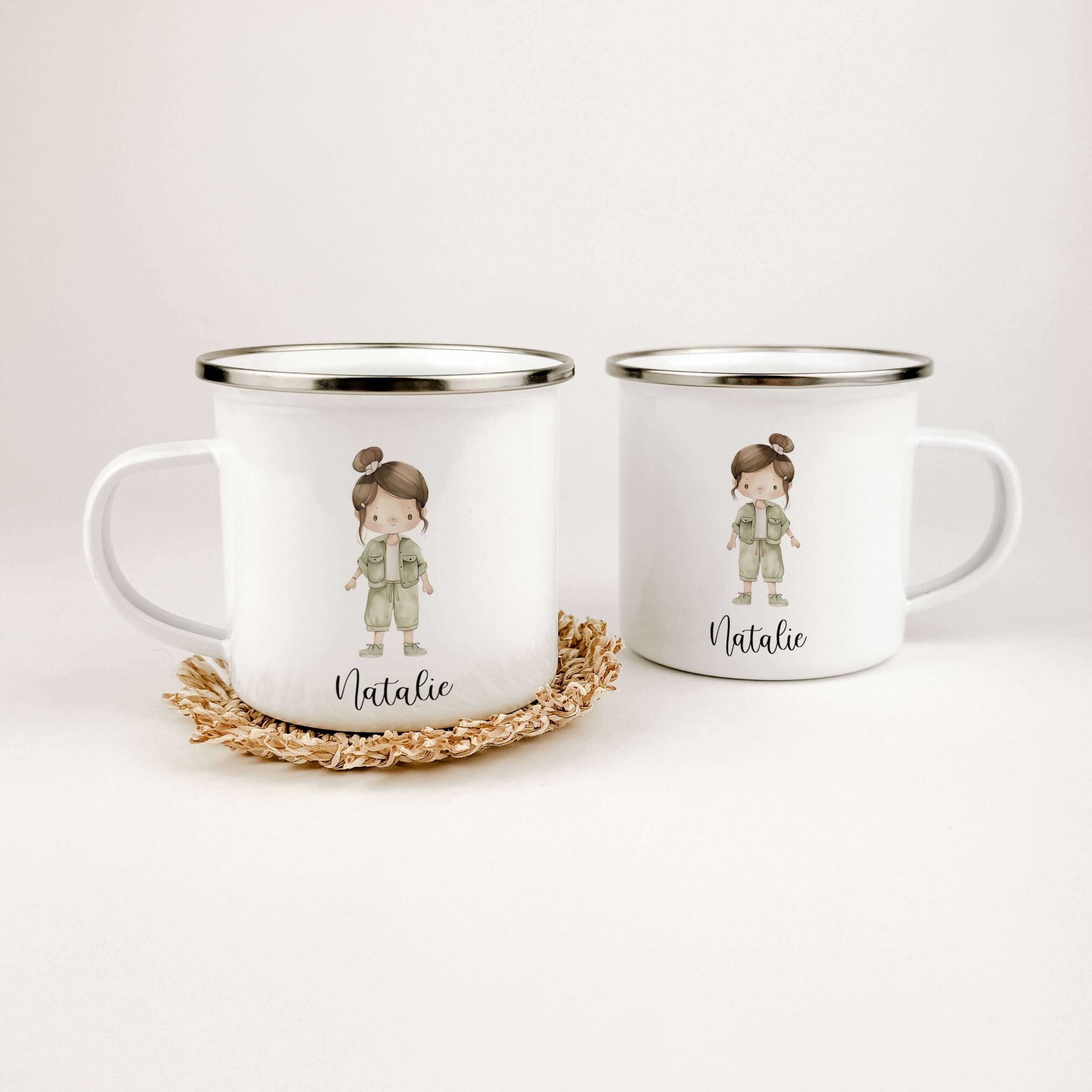 Emaille Tasse Pfadfinderin-famprints-Emaille Tasse-Entdecke die perfekte Begleiterin für kleine Abenteurer: unsere personalisierte Emaille Tasse Pfadfinderin. Mit dieser einzigartigen Tasse schaffst du nicht nur ein praktisches Trinkgefäß, sondern auch ei