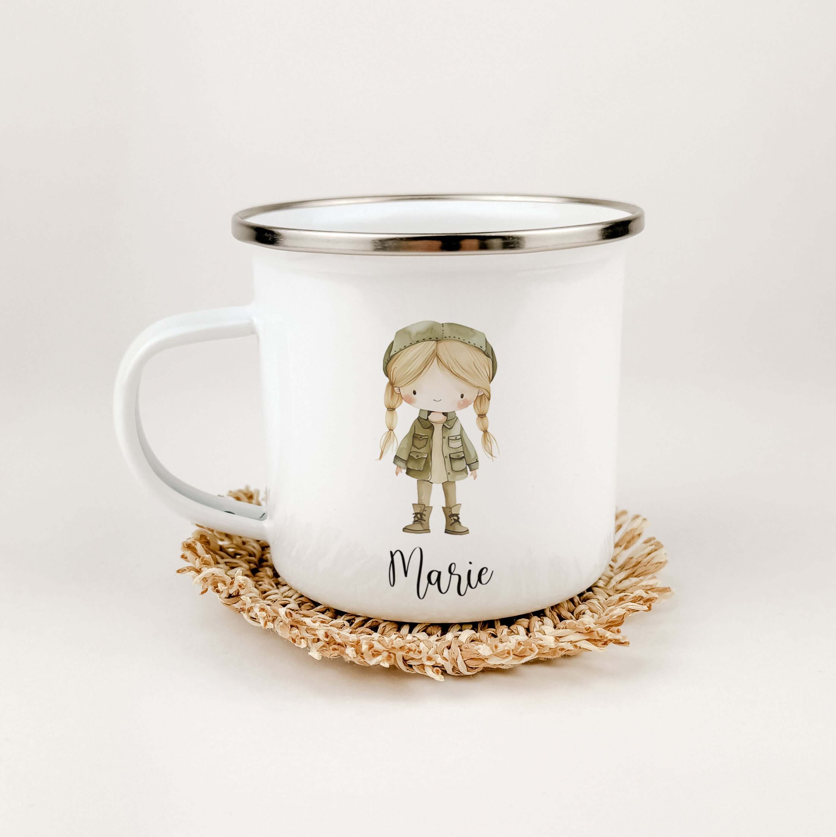 Emaille Tasse Pfadfinderin-famprints-Emaille Tasse-Entdecke die perfekte Begleiterin für kleine Abenteurer: unsere personalisierte Emaille Tasse Pfadfinderin. Mit dieser einzigartigen Tasse schaffst du nicht nur ein praktisches Trinkgefäß, sondern auch ei