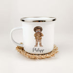 Emaille Tasse Pfadfinder-famprints-Emaille Tasse-Entdecke die bezaubernde Emaille Tasse Pfadfinder, die nicht nur ein praktisches Trinkgefäß ist, sondern auch ein liebevolles Geschenk für besondere Anlässe wie die Einschulung oder Taufe. Diese personalisi