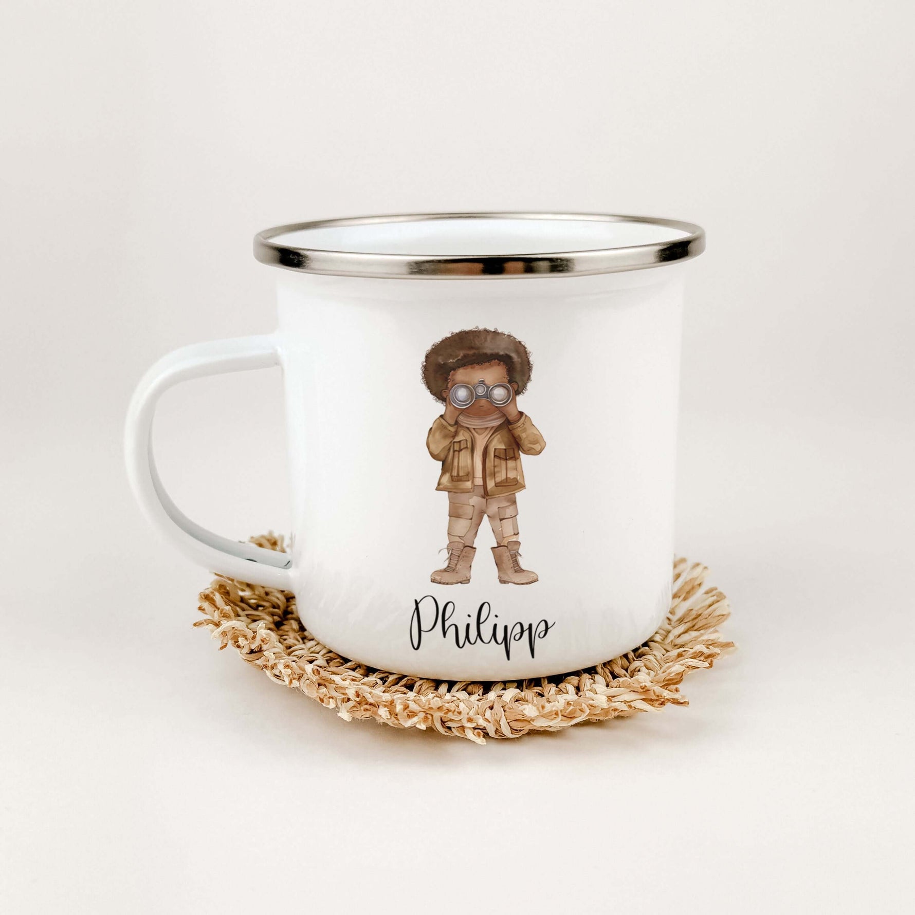 Emaille Tasse Pfadfinder-famprints-Emaille Tasse-Entdecke die bezaubernde Emaille Tasse Pfadfinder, die nicht nur ein praktisches Trinkgefäß ist, sondern auch ein liebevolles Geschenk für besondere Anlässe wie die Einschulung oder Taufe. Diese personalisi