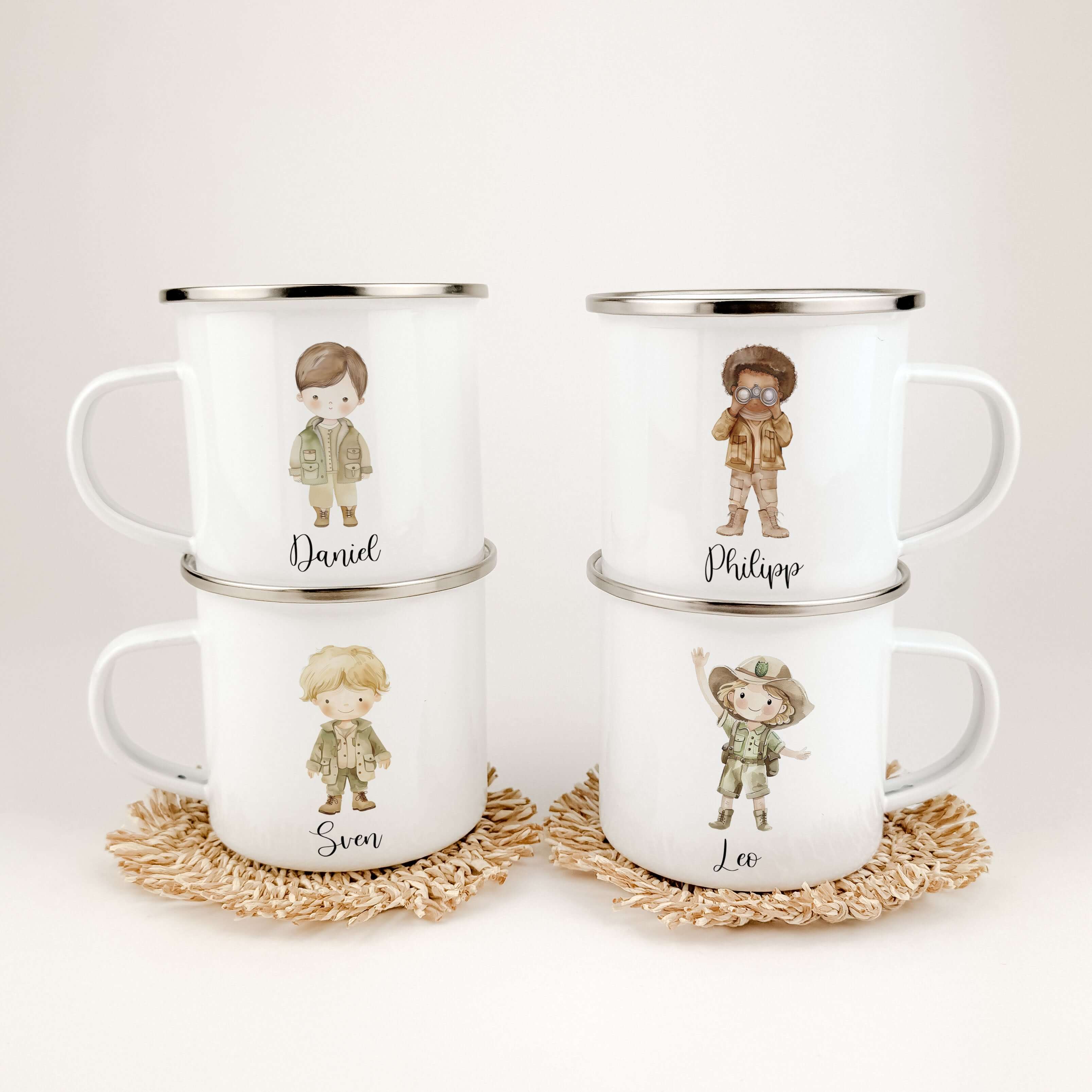 Emaille Tasse Pfadfinder-famprints-Emaille Tasse-Entdecke die bezaubernde Emaille Tasse Pfadfinder, die nicht nur ein praktisches Trinkgefäß ist, sondern auch ein liebevolles Geschenk für besondere Anlässe wie die Einschulung oder Taufe. Diese personalisi