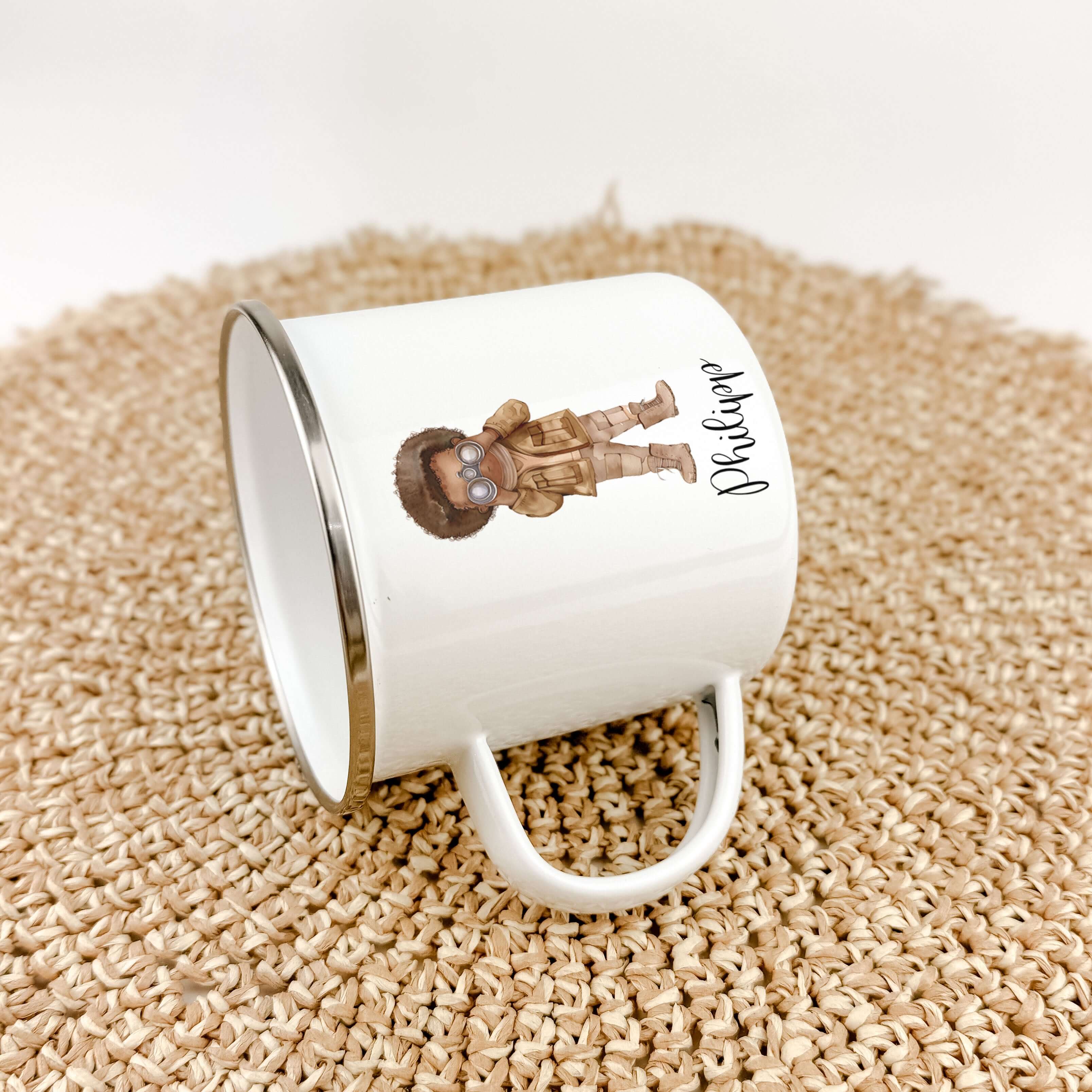 Emaille Tasse Pfadfinder-famprints-Emaille Tasse-Entdecke die bezaubernde Emaille Tasse Pfadfinder, die nicht nur ein praktisches Trinkgefäß ist, sondern auch ein liebevolles Geschenk für besondere Anlässe wie die Einschulung oder Taufe. Diese personalisi