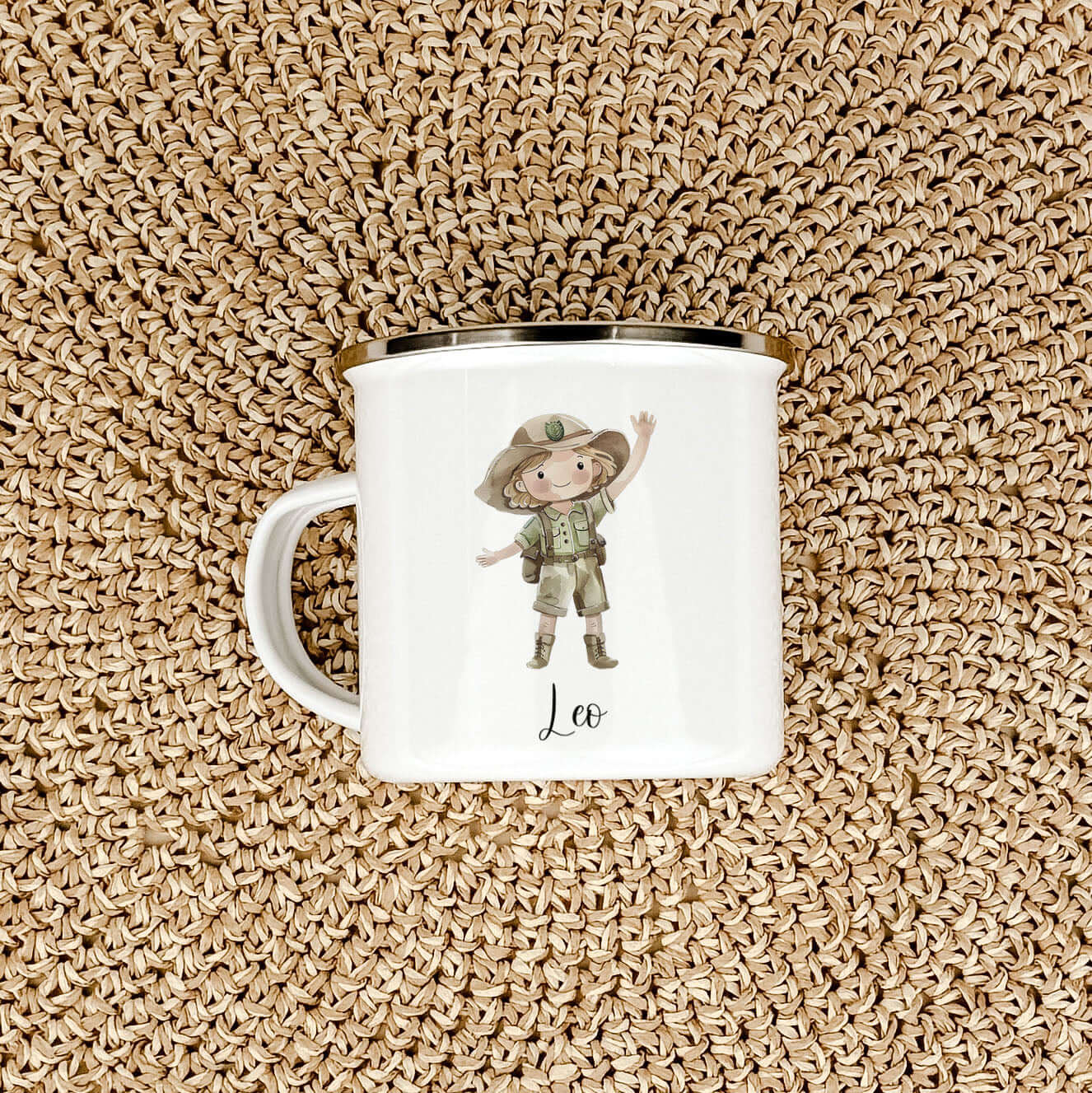 Emaille Tasse Pfadfinder-famprints-Emaille Tasse-Entdecke die bezaubernde Emaille Tasse Pfadfinder, die nicht nur ein praktisches Trinkgefäß ist, sondern auch ein liebevolles Geschenk für besondere Anlässe wie die Einschulung oder Taufe. Diese personalisi