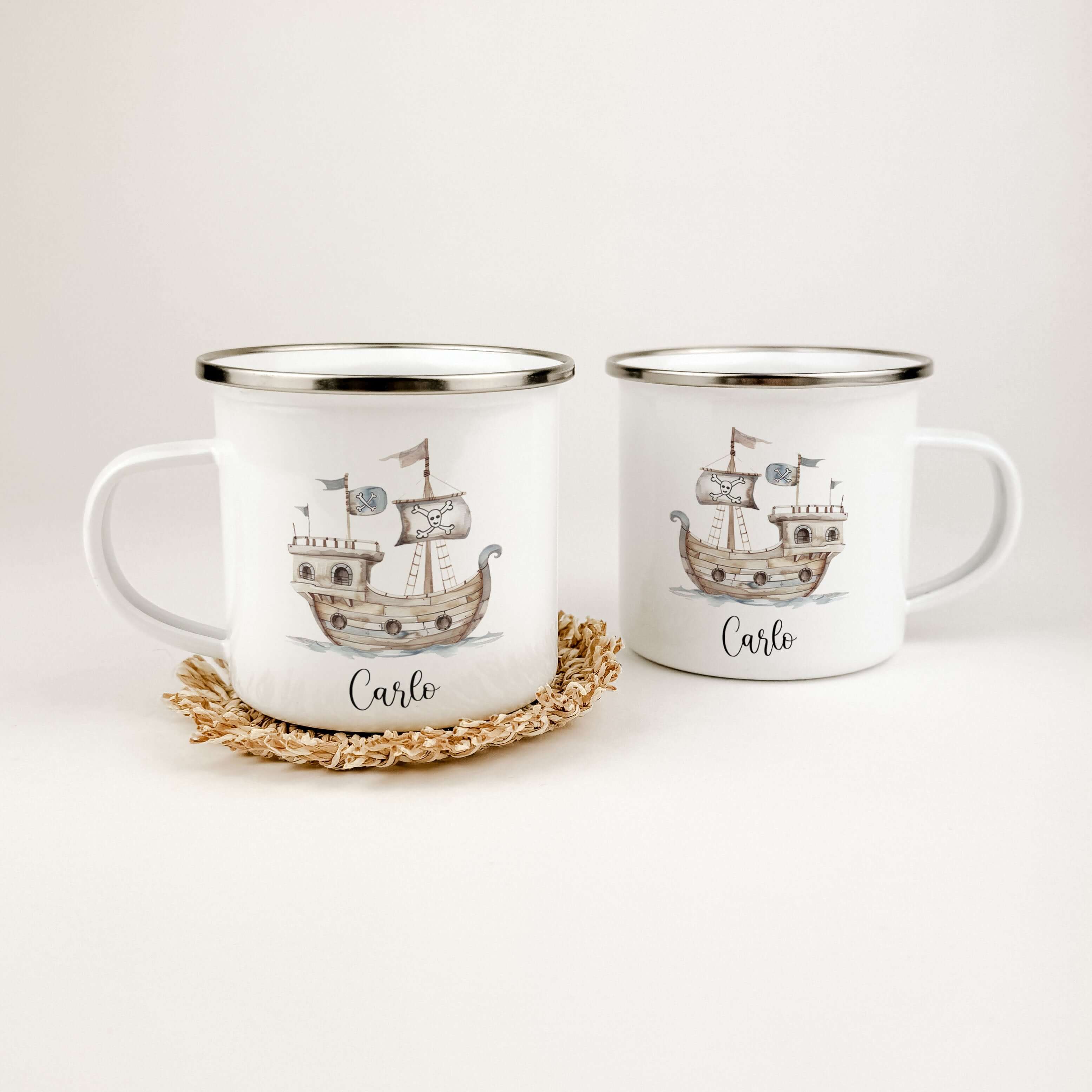 Emaille Tasse Piratenschiff-famprints-Emaille Tasse-Entdecke die zauberhafte Emaille Tasse Piratenschiff, die nicht nur funktional ist, sondern auch das Herz jedes kleinen Abenteurers höher schlagen lässt. Diese Emaille Tasse personalisiert bringt Freude