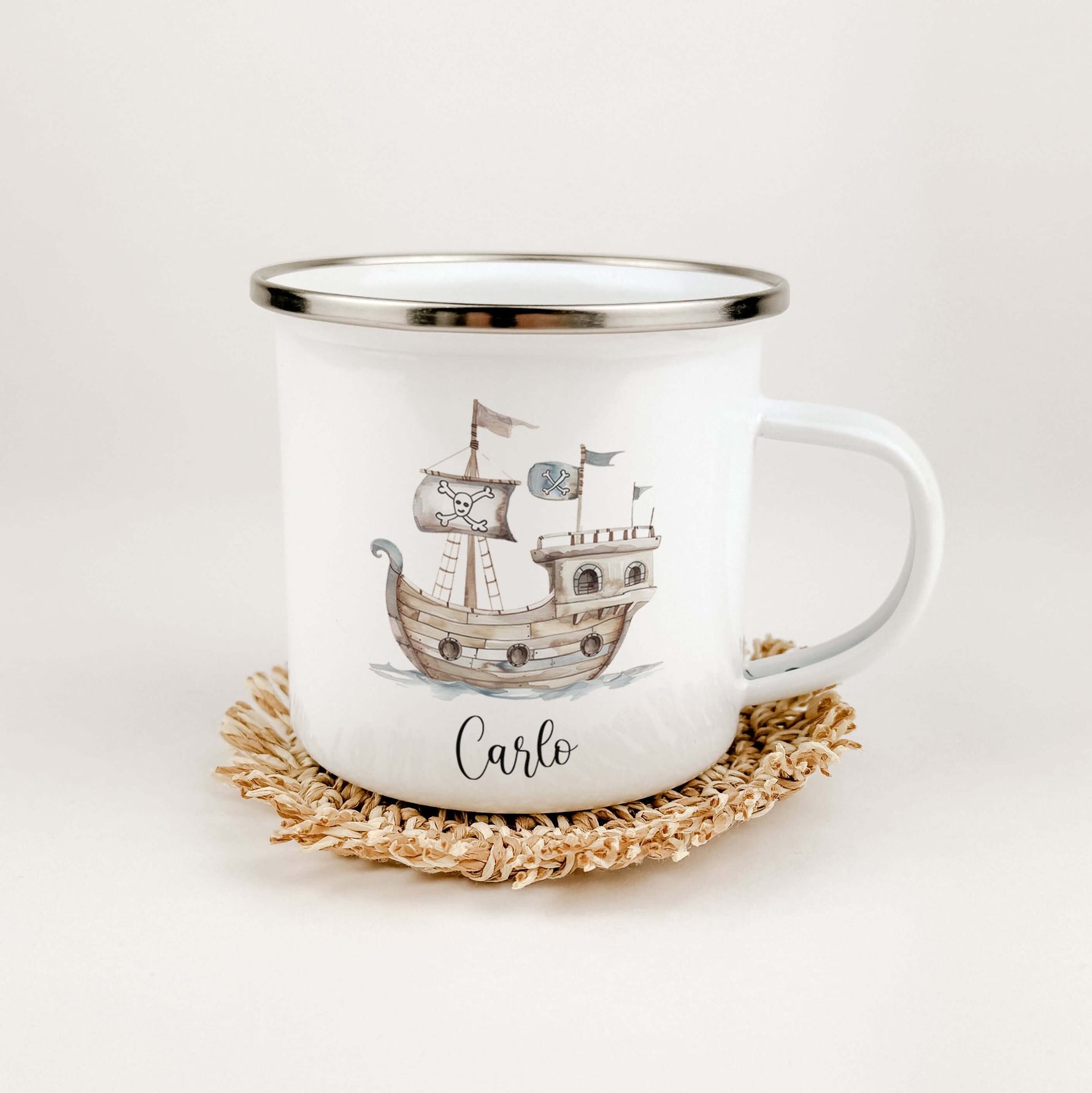 Emaille Tasse Piratenschiff-famprints-Emaille Tasse-Entdecke die zauberhafte Emaille Tasse Piratenschiff, die nicht nur funktional ist, sondern auch das Herz jedes kleinen Abenteurers höher schlagen lässt. Diese Emaille Tasse personalisiert bringt Freude