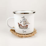 Emaille Tasse Piratenschiff-famprints-Emaille Tasse-Entdecke die zauberhafte Emaille Tasse Piratenschiff, die nicht nur funktional ist, sondern auch das Herz jedes kleinen Abenteurers höher schlagen lässt. Diese Emaille Tasse personalisiert bringt Freude