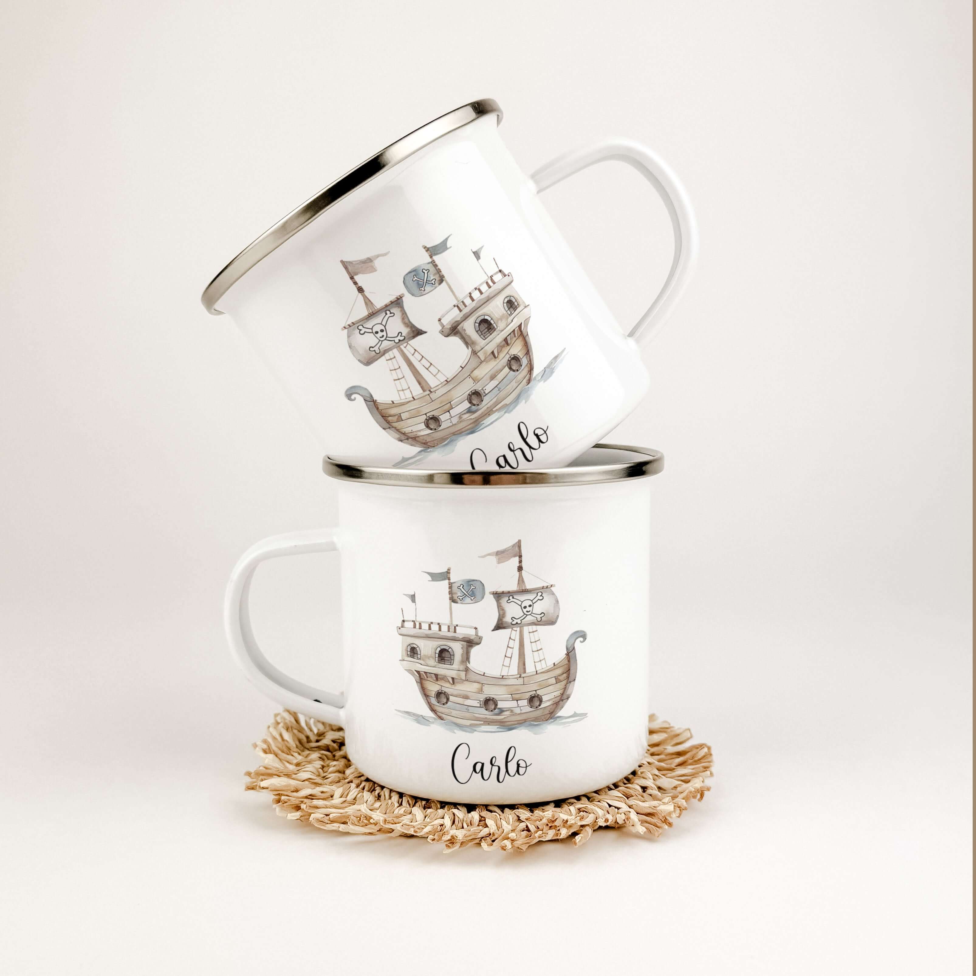 Emaille Tasse Piratenschiff-famprints-Emaille Tasse-Entdecke die zauberhafte Emaille Tasse Piratenschiff, die nicht nur funktional ist, sondern auch das Herz jedes kleinen Abenteurers höher schlagen lässt. Diese Emaille Tasse personalisiert bringt Freude
