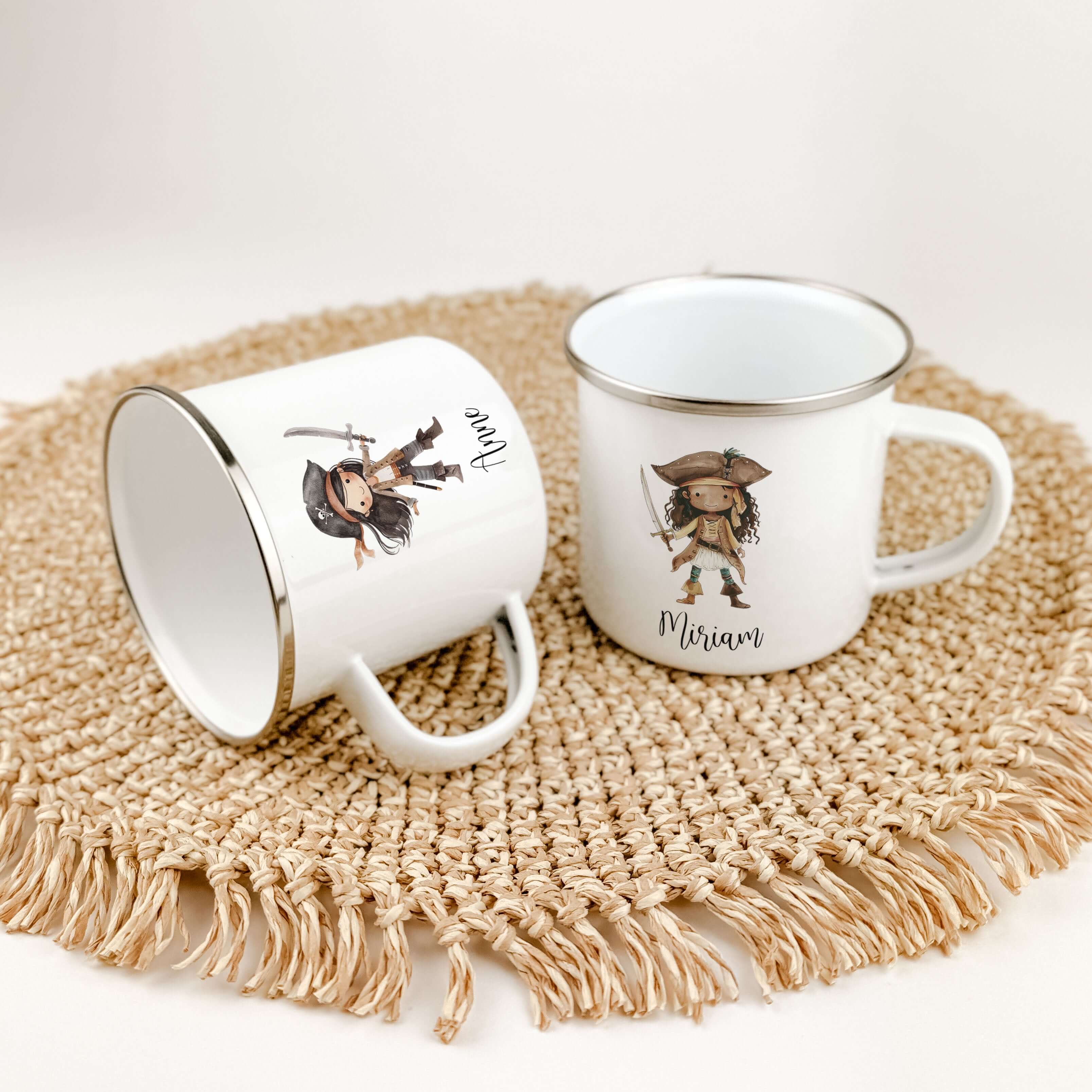 Emaille Tasse Piratin-famprints-Emaille Tasse-Entdecke die zauberhafte Emaille Tasse Piratin, die nicht nur ein praktisches Trinkgefäß ist, sondern auch das Herz jedes kleinen Abenteurers höher schlagen lässt. Mit dieser personalisierten Tasse, die mit vi