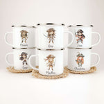 Emaille Tasse Piratin-famprints-Emaille Tasse-Entdecke die zauberhafte Emaille Tasse Piratin, die nicht nur ein praktisches Trinkgefäß ist, sondern auch das Herz jedes kleinen Abenteurers höher schlagen lässt. Mit dieser personalisierten Tasse, die mit vi