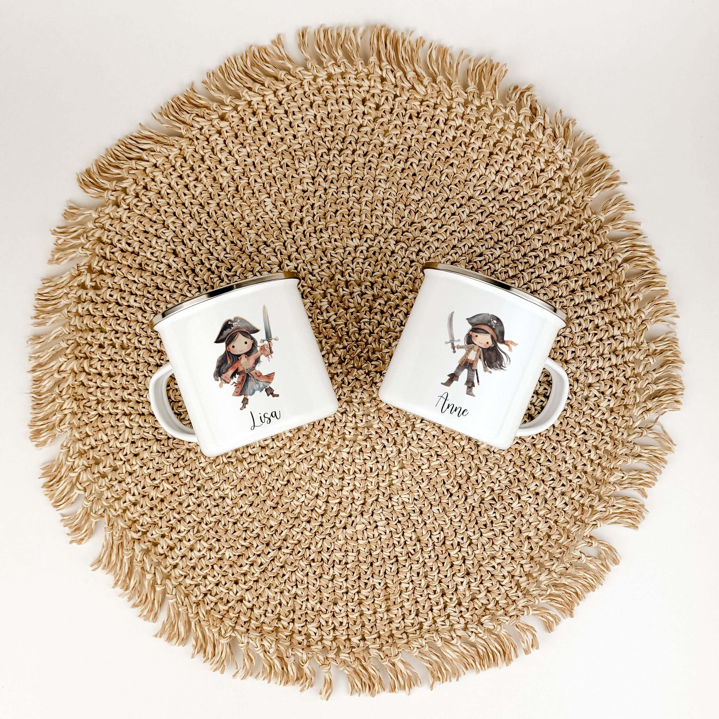 Emaille Tasse Piratin-famprints-Emaille Tasse-Entdecke die zauberhafte Emaille Tasse Piratin, die nicht nur ein praktisches Trinkgefäß ist, sondern auch das Herz jedes kleinen Abenteurers höher schlagen lässt. Mit dieser personalisierten Tasse, die mit vi