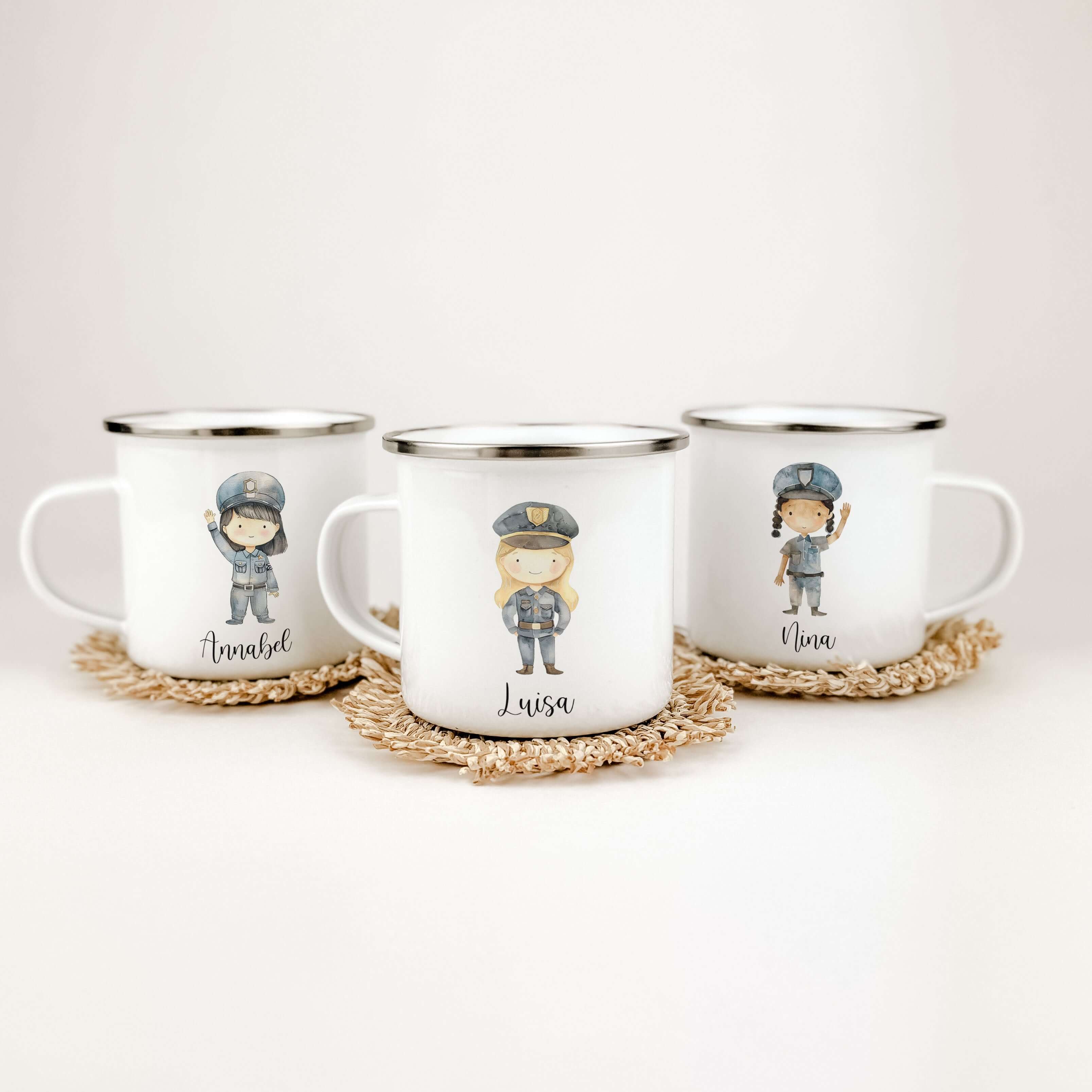Emaille Tasse Polizistin-famprints-Emaille Tasse-Entdecke unsere bezaubernde Emaille Tasse Polizistin, die nicht nur als praktisches Trinkgefäß überzeugt, sondern auch ein liebevolles, personalisiertes Geschenk für kleine Polizistinnen ist. Diese Emaille