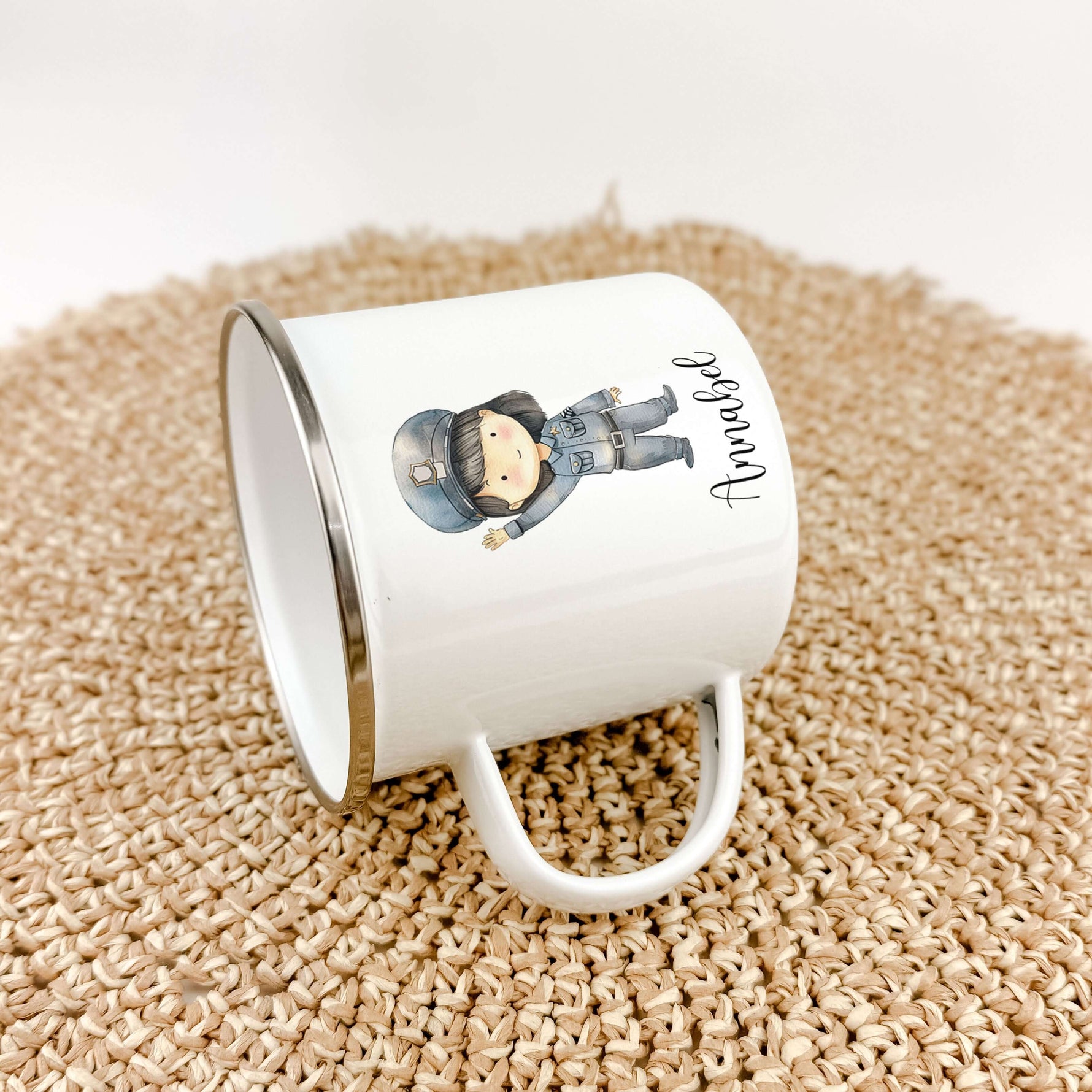 Emaille Tasse Polizistin-famprints-Emaille Tasse-Entdecke unsere bezaubernde Emaille Tasse Polizistin, die nicht nur als praktisches Trinkgefäß überzeugt, sondern auch ein liebevolles, personalisiertes Geschenk für kleine Polizistinnen ist. Diese Emaille