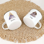 Emaille Tasse Prinzessin-famprints-Emaille Tasse-Entdecke die zauberhafte Emaille Tasse Prinzessin – ein einzigartiges Geschenk, das Kinderaugen zum Leuchten bringt. Diese personalisierte Tasse mit dem Namen deines kleinen Lieblings wird nicht nur zum täg