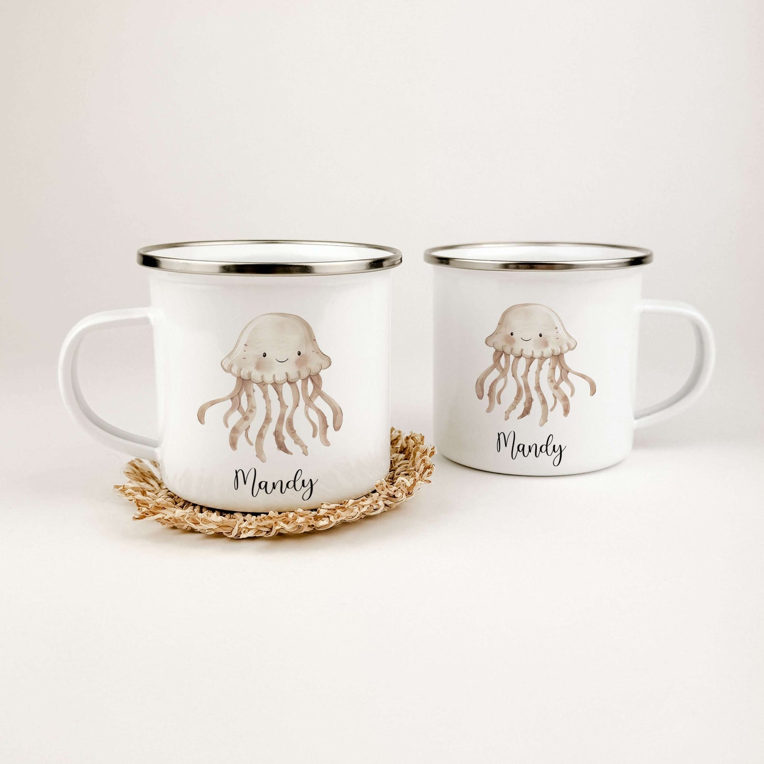 Emaille Tasse Qualle-famprints-Emaille Tasse-Entdecke die zauberhafte Emaille Tasse Qualle – ein Muss für alle kleinen Meeresliebhaber! Mit ihrem einzigartigen Aquarell-Design ist diese Emaille Tasse nicht nur ein funktionales Trinkgefäß, sondern auch ein