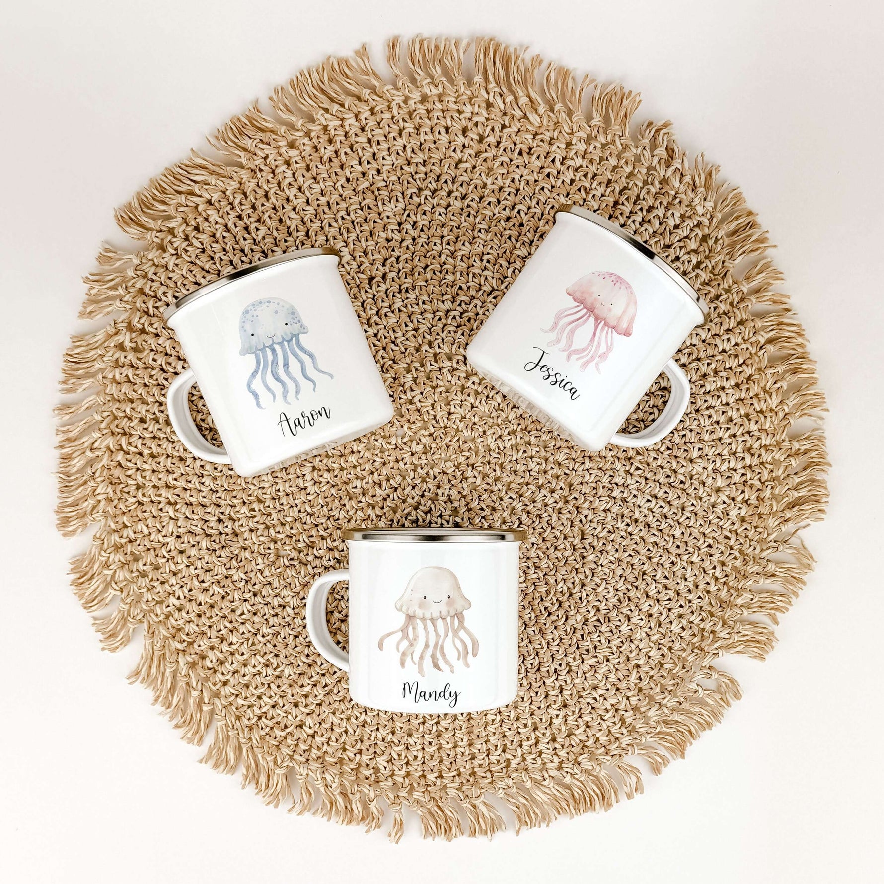 Emaille Tasse Qualle-famprints-Emaille Tasse-Entdecke die zauberhafte Emaille Tasse Qualle – ein Muss für alle kleinen Meeresliebhaber! Mit ihrem einzigartigen Aquarell-Design ist diese Emaille Tasse nicht nur ein funktionales Trinkgefäß, sondern auch ein