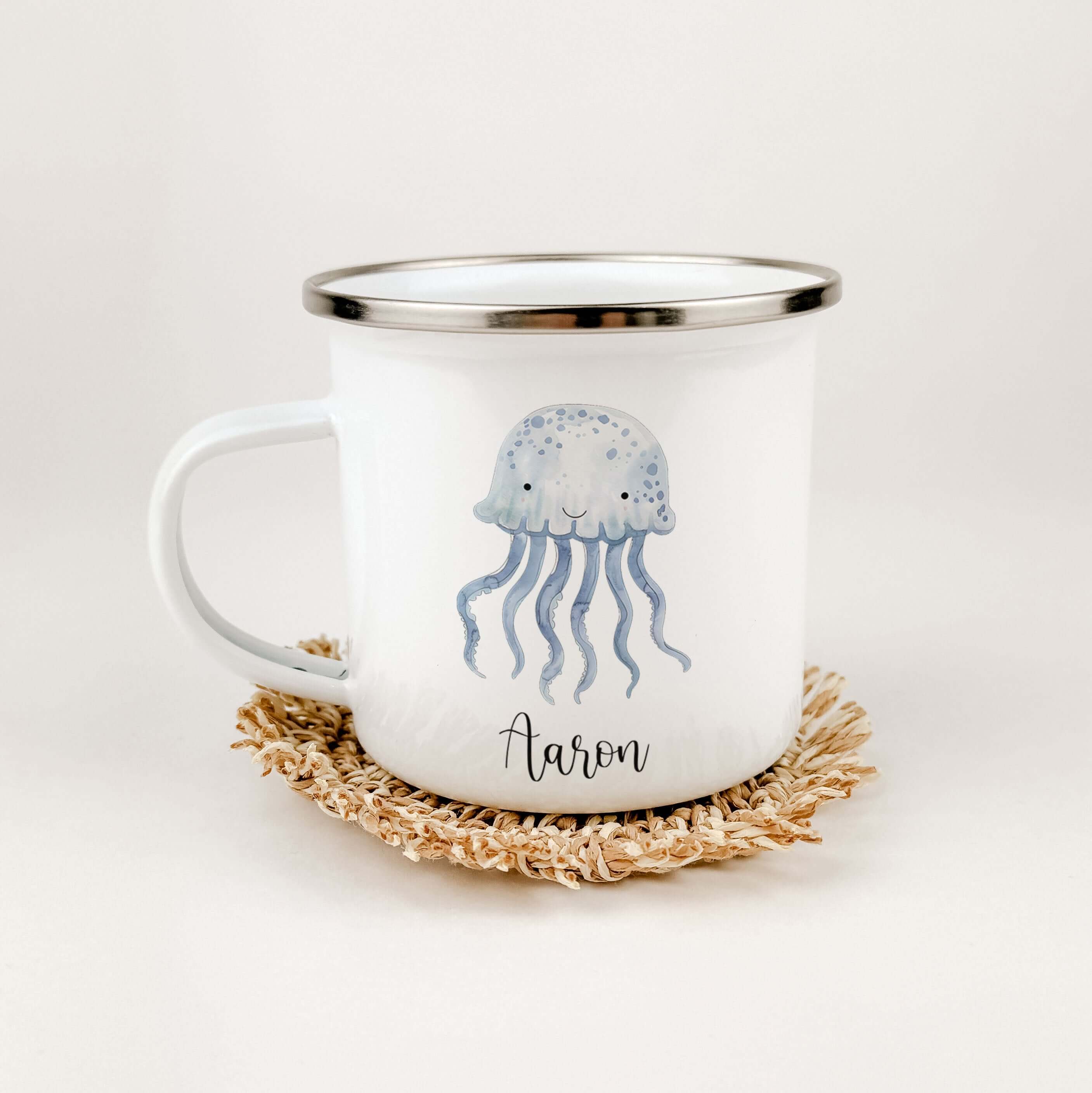 Emaille Tasse Qualle-famprints-Emaille Tasse-Entdecke die zauberhafte Emaille Tasse Qualle – ein Muss für alle kleinen Meeresliebhaber! Mit ihrem einzigartigen Aquarell-Design ist diese Emaille Tasse nicht nur ein funktionales Trinkgefäß, sondern auch ein